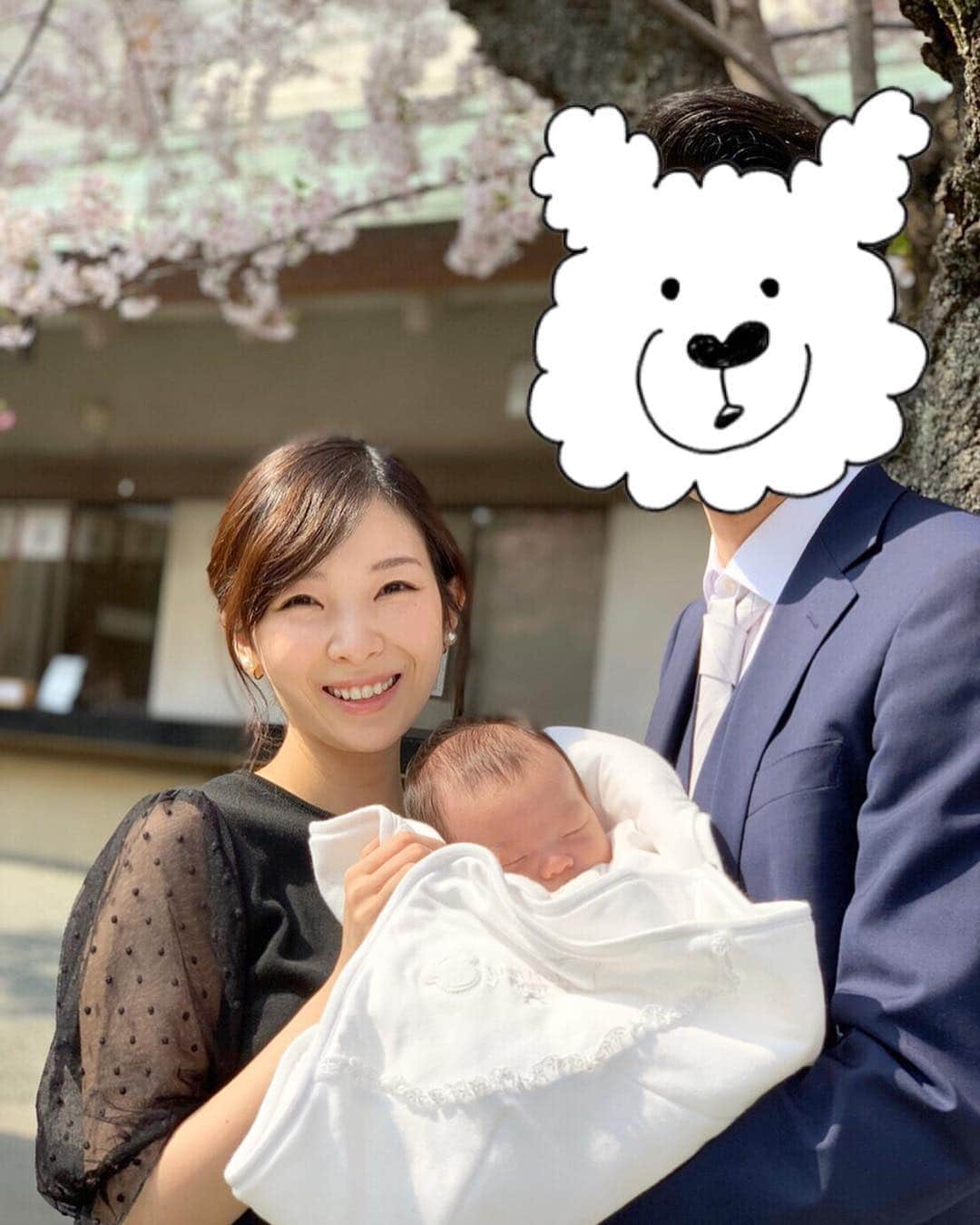 永峰絵里加さんのインスタグラム写真 - (永峰絵里加Instagram)「DAY 33👶🏻 We took our baby to the shrine to pray for blessing and his health👪🌸 あっという間に1ヶ月が経ち、大安の7日は息子のお宮参りに行って来ました。 ずっと外出が出来なかったので今年の桜はもしかすると見られないかなと思っていましたが、晴天の中とっても美しい桜を眺められて感激でした(*'▽'*) これからもすくすく元気に育ちますように🥰🙏🏻 #お宮参り #伊勢山皇大神宮 #大安 #家族写真 #記念写真 #3月生まれ #初宮参り #すくすく育て #生後1ヶ月 #生後33日 #familyphoto #baby #cherryblossom」4月9日 13時27分 - erikalmaz
