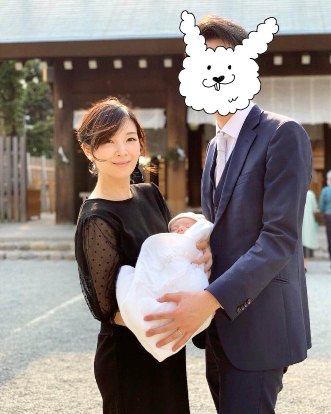 永峰絵里加さんのインスタグラム写真 - (永峰絵里加Instagram)「DAY 33👶🏻 We took our baby to the shrine to pray for blessing and his health👪🌸 あっという間に1ヶ月が経ち、大安の7日は息子のお宮参りに行って来ました。 ずっと外出が出来なかったので今年の桜はもしかすると見られないかなと思っていましたが、晴天の中とっても美しい桜を眺められて感激でした(*'▽'*) これからもすくすく元気に育ちますように🥰🙏🏻 #お宮参り #伊勢山皇大神宮 #大安 #家族写真 #記念写真 #3月生まれ #初宮参り #すくすく育て #生後1ヶ月 #生後33日 #familyphoto #baby #cherryblossom」4月9日 13時27分 - erikalmaz