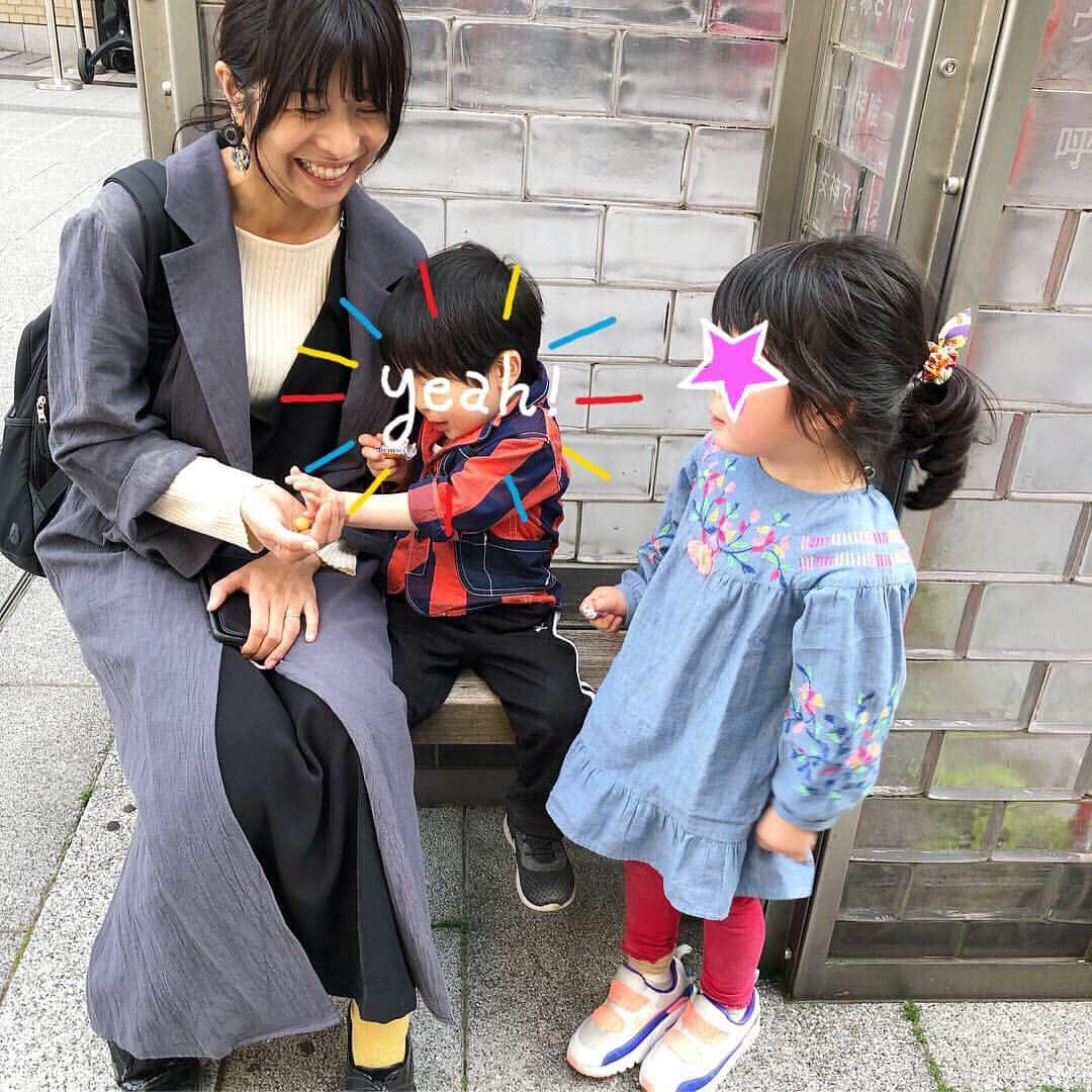 三倉佳奈さんのインスタグラム写真 - (三倉佳奈Instagram)「この間は茉奈と子供たちのカットでした☺︎ 息子、最初気乗りせずブーっとしてましたが、茉奈ちゃんパワーとりんごジュースパワーで無事やる気に🙌🏻 茉奈、美容室のみなさんありがとうございます！ サッパリスッキリ新学期スタートです✨  #こどもカット #2歳息子 #仮面ライダーがいい！ #とオーダーしてましたが #普段通り量を減らして整えるスタイルで 笑 #茉奈と一緒の子供たちはいつも嬉しそう☺︎ #桜 #新学期 🌸 #twins#ふたご」4月9日 13時28分 - kana_mikura0223