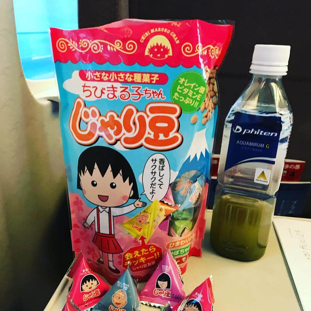 岸谷香さんのインスタグラム写真 - (岸谷香Instagram)「新幹線の中で、じゃり豆を発見‼️しかもちびまる子ちゃんver‼️昔子供達が小さい頃、じゃり豆大好きで、小包装も丁度いい大きさで、いーーーっつも買ってカバンに入ってました。今じゃこんなの一口だよ😅絶対懐かし〜😆って喜ぶから買ったんだけど、帰る前に全部食べちゃいそうだ😅さて、2月以来の大阪！いっぱいラジオやるで〜‼️😊by香#岸谷香#じゃり豆#大阪」4月9日 13時29分 - unlockthegirls