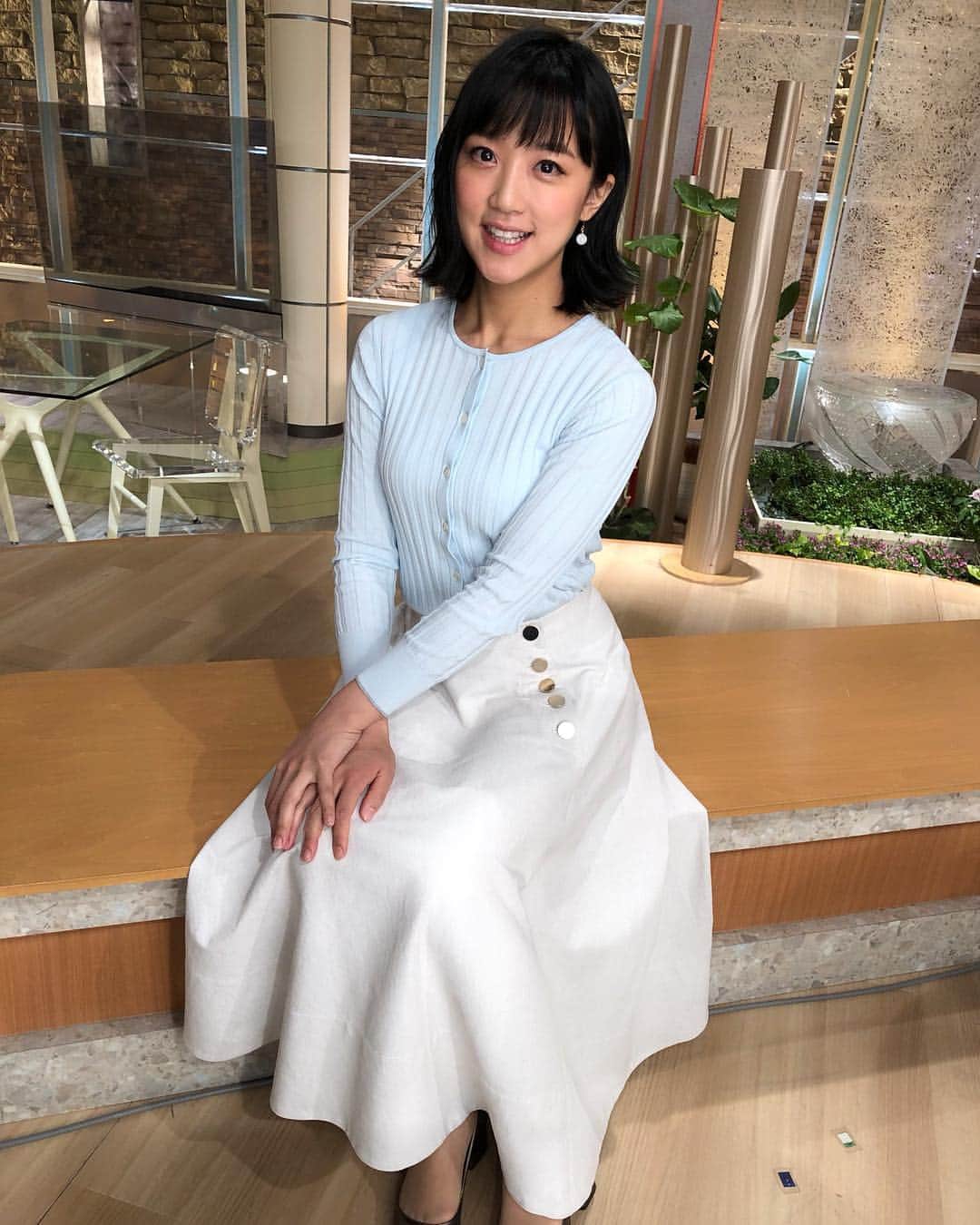 竹内由恵さんのインスタグラム写真 竹内由恵instagram 週末は桜を見に行きました これが最後のお花見かなあ さてさて先週の衣装です 1枚目 カーディガン スカート Amaca アマカ 2枚目 ブラウス スカート Beige ベイジ 3枚目 カーディガン スカート