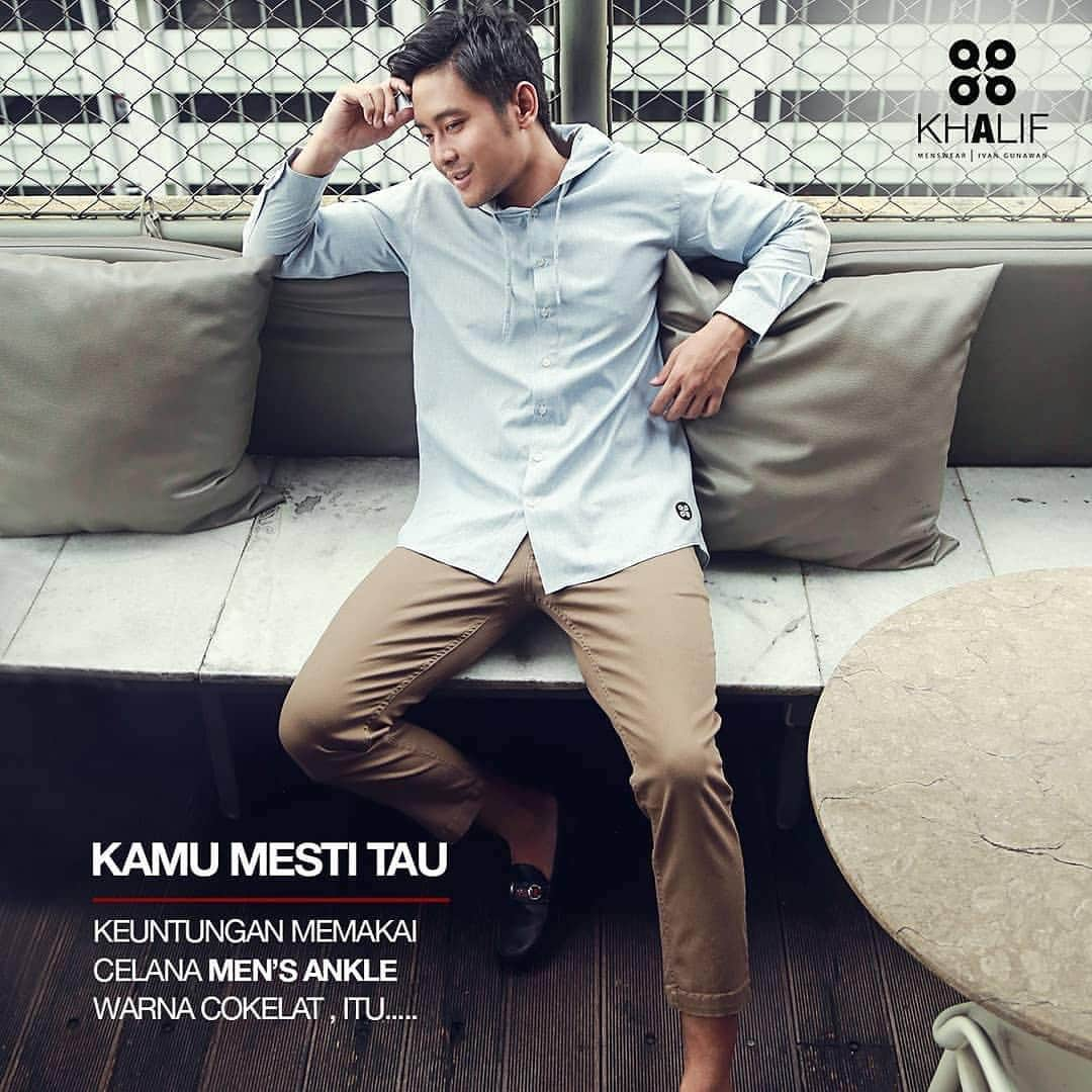 Ivan Gunawanさんのインスタグラム写真 - (Ivan GunawanInstagram)「Kamu Harus Tau 👇👇👇 . Celana mens ankle ini merupakan trend fashion terbaru dikalangan anak milineal saat ini. Celana seperti ini banyak dipakai karena hampir sama dengan celana bahan, namun terlihat lebih stylish dan menarik untuk dilihat.  Tidak hanya dipakai oleh kalangan milenial jaman now, celana mens ankle ini sudah banyak dipakai oleh kalangan yang usianya tidak mudah lagi haha kenapa bisa gitu? Yap mens ankle ini sangat cocok sekali untuk para pekerja yang sering ke kantor dan terbiasa dengan celana bahan, akhirnya banyak orang berpindah haluan dengan memakai mens ankle ini agar terlihat lebih stylish saat di kantor.  So, rekomendasi item yang harus kamu punya itu selain kaos, kemeja, jeans, dan sneakers, kalian juga harus mempunyai celana mens ankle ini. Apalagi kalau kamu punya koleksi mens ankle pants dari @khalif_menswear, koleksi outfitmu untuk sehari-hari pasti lebih menarik dan makin betah buat dipakai, karena bahannya yang nyaman dan simple membuat looks kamu lebih stylish 👍 . . Belanja @khalif_menswear di :  STORE KHALIF Menswear di Jalan Pelajar Pejuang 45 No.60 Bandung (Samping Mandjha Ivan Gunawan)  POP UP STORE KHALIF Menswear di @jakartadesignersroom.id Senayan City (Level 1 - 08) on 11 March - 1 July 2019  Informasi Order Online Wa 08194886655 Wa 081977744555  Atau bisa langsung klik link di bio @khalif_menswear untuk belanja praktis tanpa antri ☝️ . Kawan Khalif bisa mendapatkan DISKON senilai 10% dengan cara menunjukkan kode voucher EGI TRI PUTRA jika berbelanja langsung ke store kita yang di Bandung dan Pop Up Store kita di Senaya City. Yukk jangan sampai ketinggalan promo menarik ini 👍 . Karena ganteng itu harus diperjuangkan ✊ . KHALIF Bikin Ganteng . . . . . #bikinganteng #kawankhalif #khalifmenswear #busanamuslimpria #busanapria #bajucowok #newtrends #bajukokokekinian #kokomodern #bajukokocasual #ivangunawan」4月9日 13時39分 - ivan_gunawan