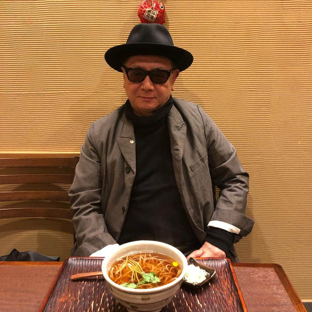 田中知之さんのインスタグラム写真 - (田中知之Instagram)「編集者、選曲家の大先輩と蕎麦屋で語らいのひと時。音楽の話、コメディの話、政治の話、パリのエスプリの話、今は亡き粋な先輩達の話、、、いつも沢山の刺激とアイデアを頂戴します。  #snakemanshow #桑原茂一」4月9日 13時39分 - tomoyukitanaka