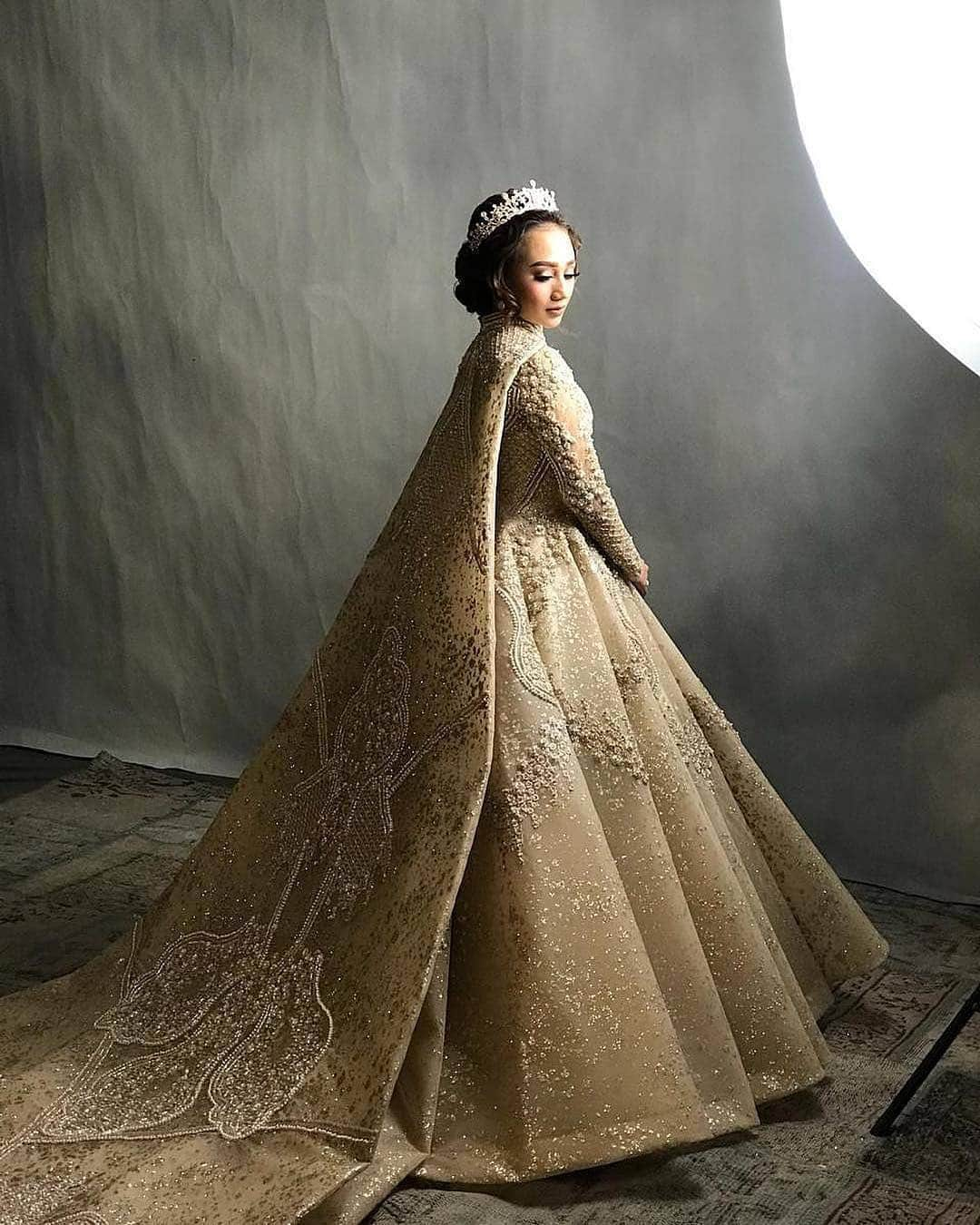 Ivan Gunawanさんのインスタグラム写真 - (Ivan GunawanInstagram)「Every girl dreams of her wedding dress 💛 Love by @ivan_gunawan  Crown by @rinaldyyunardi MUA by @irwanriady Hair Do by @maulanalatief  WO by @dndweddingorganizer . .call sisca . +62 812-1324-2955 for appointment #wedding #weddinggown #weddingdress #gown #dress #ballgown #couture #love #ivangunawan #fashiondesigner #indonesiadesigner #fashion #style #fashiinstylist #fashionpeople #fashionillustrator #weddingphotography #bridal #bride #weddingideas #weddinginspiration #gorgeous」4月9日 13時47分 - ivan_gunawan