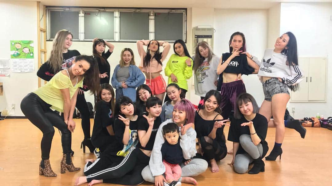 Nazukiさんのインスタグラム写真 - (NazukiInstagram)「札幌👠WS‼️‼️‼️ 前回に引き続き、受けに来てくれたみんなありがとう😊😊😊 基礎に体幹トレーニングもびっちり教えて、汗だく🤣  熱気で鏡も曇って😆 ほんと楽しすぎた😊  song @brunomars  @iamcardib  ありがとう❤️❤️❤️ #dance #dancer #workshop #札幌 #sapporo #heel #pleaseme #brunomars #cardib」4月9日 19時14分 - nazuki_08