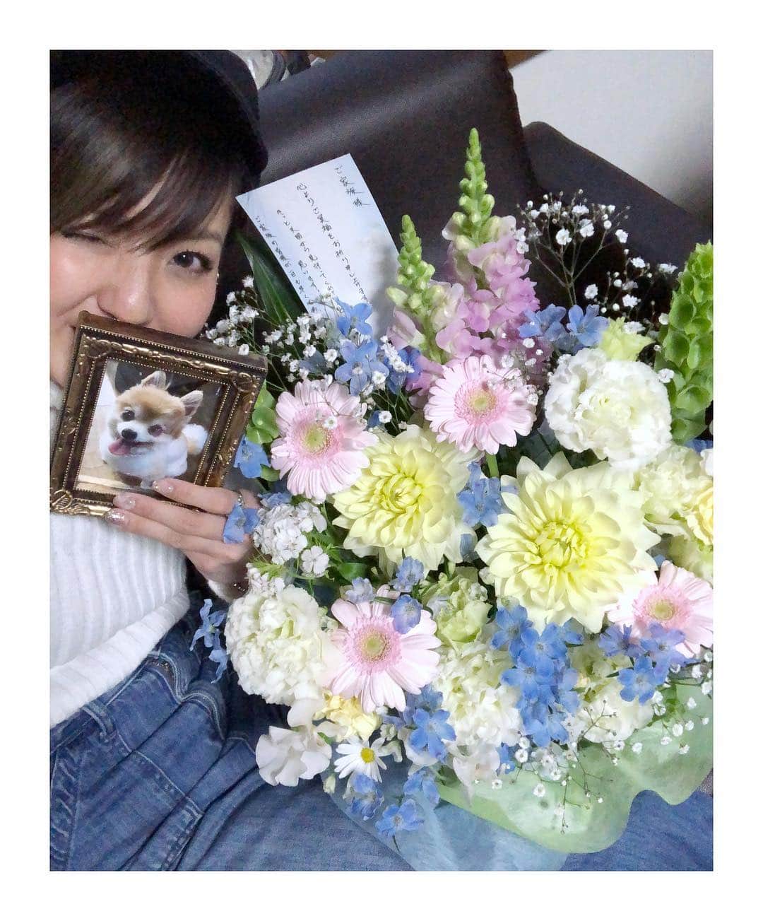 真矢さんのインスタグラム写真 - (真矢Instagram)「今日は改めて、私って色んな方々に支えられて成り立ててるんだなぁ。。。と実感できる1日でした😌✨❤️ まずは、お世話になっております八尾カワサキ(@yaokawasaki )様が、先日亡くなった我が家の愛犬チャチャへ、わざわざ献花してくださいました😭💐✨‼️‼️‼️ お心遣いに感無量です😭💐✨✨✨ 部屋中がお花の良い香りで、ロコが美味しそうに見ているので、食べられないように気をつけなきゃ😅💦 本当にありがとうございました😭💐✨✨‼️‼️‼️ そして午後は、こちらもいつもお世話になっておりますKabuto様へ☺️ Kabutoの皆さんも、すごく心配してくださり、訃報を聞いた時には目頭を熱くしてくださったそうです😢 Kabutoさんでは、今年撮影で使用させて頂く用の新しいジェットヘルをご提供頂きました🥰 数少なくなってきているジェットモデルの中から、レディースモデルであるPLAYBOYとのコラボモデルをチョイス⭐️🐰 私の大好きなHYSTERIC GLAMOURっぽいデザインがドンピシャ😍❤️ 今月4/14発売号のVIRGIN HARLEY改め『VIVID HARLEY』は私お休みになったので、次号以降で使用させて頂きます😉⭐️ 今年モデルのキャップももらったよ😆👍 帽子と靴とサングラスは、いくつあっても良いぐらい好きなので、ガッツリ普段使いにも使わせて頂きます😙✨ みんな心配してくださったり、応援してくださったり、私はつくづく幸せな人間だなぁ。。。って噛みしめたOFF日でした😌✨✨✨ 本当にいつもありがとうございます😭✨❤️‼️‼️‼️ して頂いた事は倍以上にして返したいし、 期待にはそれ以上に応えたい。 こんな私ですが、これからもよろしくお願い致します🙇‍♀️💦✨‼️ ✴︎ ✴︎ #yaokawasaki #kabuto #specialthanks  #flowergift #for #mydog #chacha  #helmet #jethelmet #playboy #ladysmodel  #maya #真矢 #感謝」4月9日 19時14分 - smile_mayaya