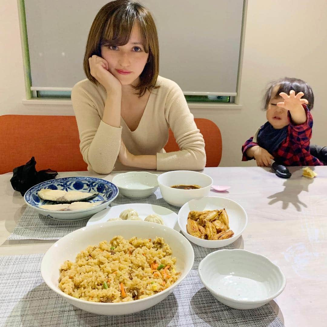 奥山絵里奈さんのインスタグラム写真 - (奥山絵里奈Instagram)「早く食べさせろー😫と絶叫する息子笑 息子1歳4ヶ月、理性など無いので待てません笑 そんな時はチンするだけの#シュガーレディ @sugarlady_official 様様です🙏🥺🥺🥺30分以内にできるからね♫  たまにはダメ母な自分も許すというかシュガーレディに助けて貰ってゆっくりする時間も大事かなぁと😅 今回は ・ ・ ○焼肉ガーリックライス ○タンドリーチキン ○パオズ ○さわらの西京焼き ○ビーフシチュー  本当に冷凍食品の味じゃない！ ガーリックライスは市販のガーリックライスのような添加物の味が一切しない優しいけどしっかりコクがあって美味しい！ 子供から大人まで楽しめる味なので3人で分けられて良かったな🤗  ビーフシチューはお店で食べるような味でびっくり！  パオズは息子が気に入って沢山頬張って喉に詰まっていました😇笑  そしていつも思うけどシュガーレディってお魚が凄く美味しいんですよね！ お店で食べるような本格的な味で家族みんな沢山食べてくれた。  魚に含まれるDHAは脳の成長に必要なので沢山食べさせたいのでありがたい🐟頭良くなっておくれ笑  本当月何回かこういう晩御飯出来ると気が楽だし、外食より安いし、外食並みに美味しい🙏添加物無添加なので安心して食べさせられるのでホッとします☺️ #シュガーレディ #sugarlady #PR #安心安全　#冷凍食品 #クッキング #料理 #cooking #時短料理 #簡単料理 #料理苦手 #おうちでプロの味 #1歳4ヶ月 #ママおやすみday #添加物無添加 #ママ1年生 #1歳男の子ママ #理性の無い男」4月9日 19時14分 - erinaokuyama