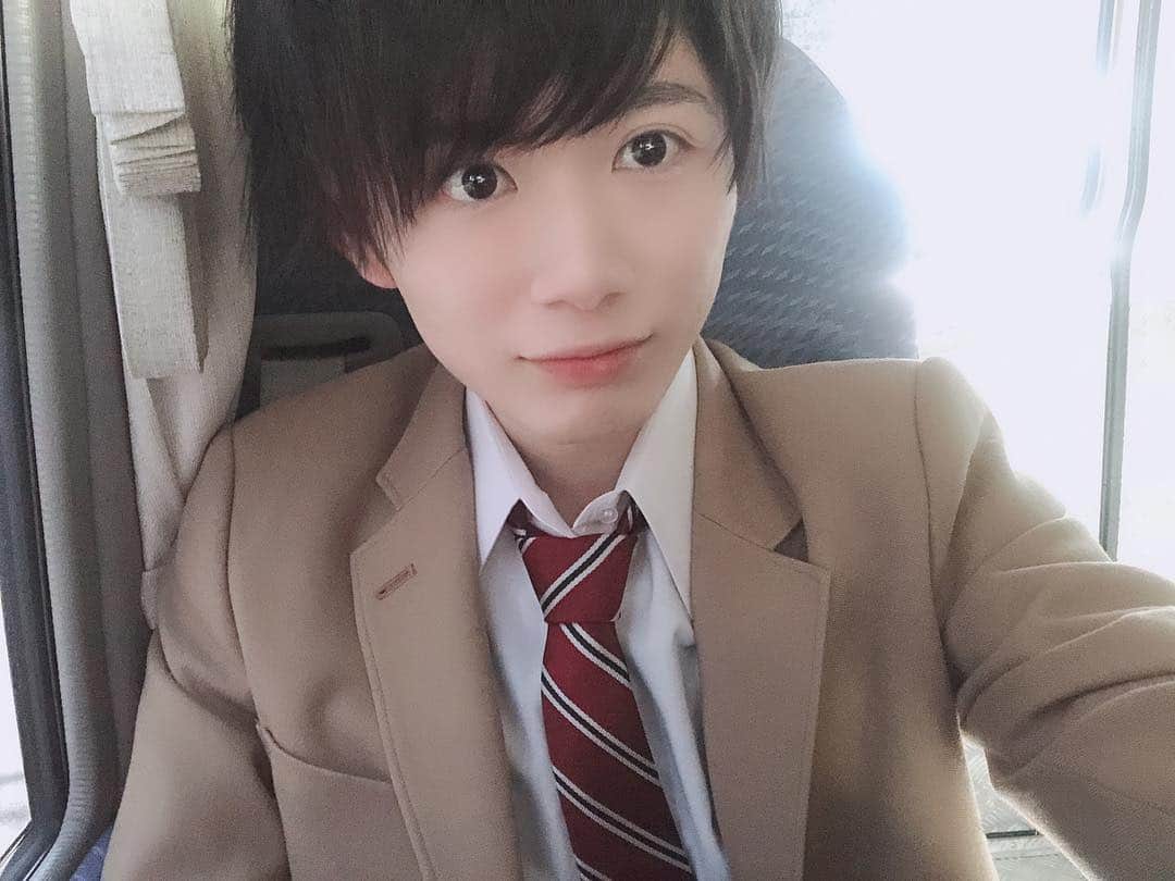 のインスタグラム：「なんか最近制服着る機会が多くて若返ったでみたい嬉しい🥺  #制服 #ブレザー #AIりんな #最高新記憶 #AI女子高生  #MV」