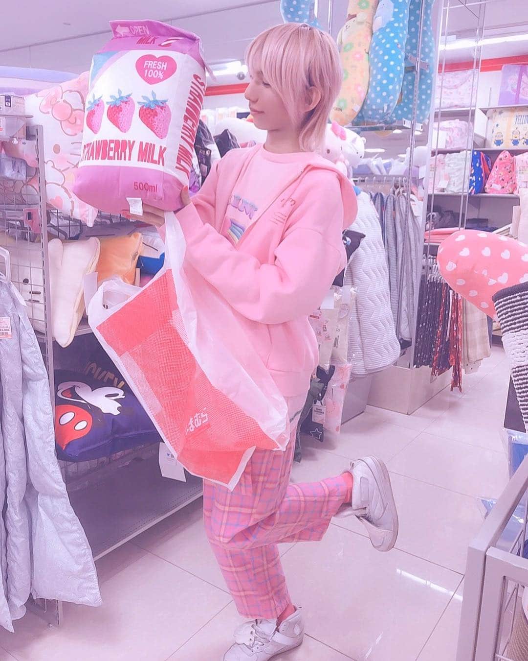 江崎びす子さんのインスタグラム写真 - (江崎びす子Instagram)「Strawberry milk cushions are sold at Shimamura 🍓✨」4月9日 19時17分 - bisukoezaki