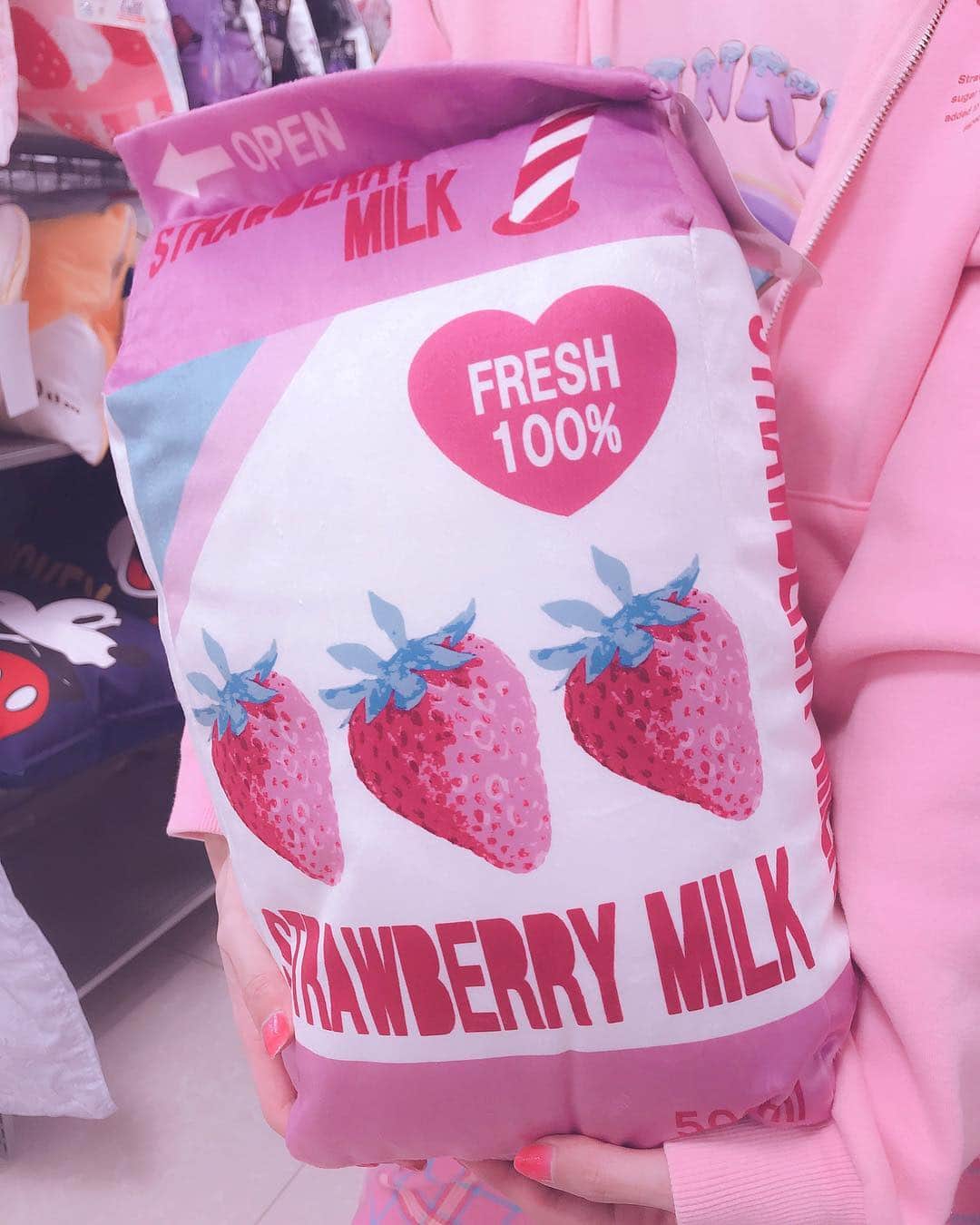 江崎びす子さんのインスタグラム写真 - (江崎びす子Instagram)「Strawberry milk cushions are sold at Shimamura 🍓✨」4月9日 19時17分 - bisukoezaki