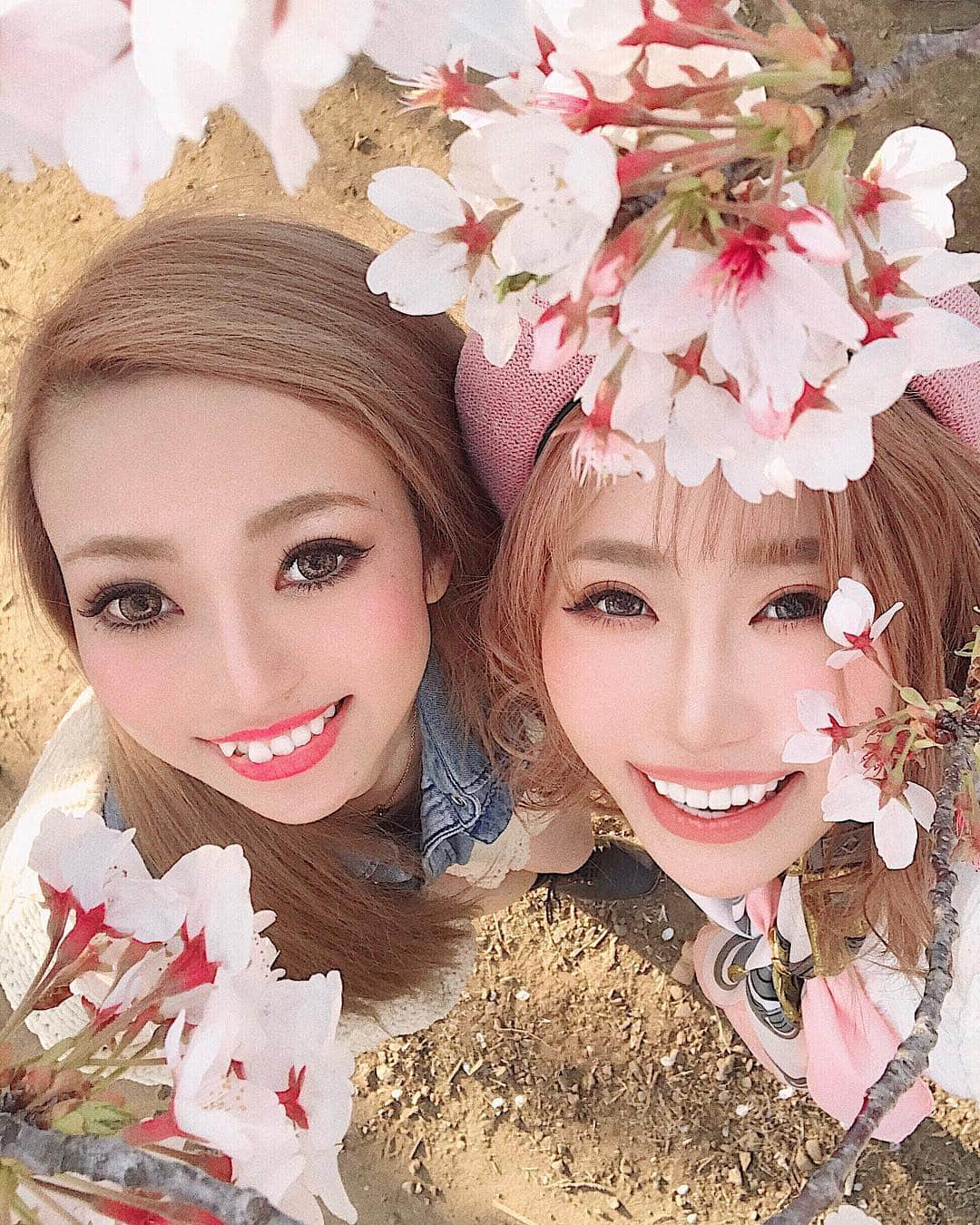 春咲ひなたさんのインスタグラム写真 - (春咲ひなたInstagram)「いつも笑ってよーね🌸 みんな色々悩む事あると思うけど 自分の中で抱えても 何も変わらないからね☺️ ・ #人間関係#難しい#みんな#悩みが尽きない  #それも#人生#ポジティブ思考#大切 #お花見#代々木公園#キャバ嬢#全力笑顔#春咲ひなた」4月9日 19時18分 - hinatanuki