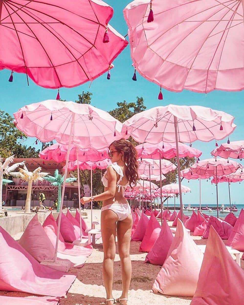 GENIC 公式インスタグラムさんのインスタグラム写真 - (GENIC 公式インスタグラムInstagram)「2018年にできたばかりの、セブ島の新スポット「Happy Beach Cebu」！﻿ ﻿ ビーチ沿いに並ぶピンクのパラソルとクッションがとっても可愛い😍﻿ カラフルな場所に白い水着を合わせるのは、1つのテクニックですね👏✨﻿ ﻿ プールやBARなど色んなエリアがあるので、一日中楽しめそう！﻿ ________________________________﻿ spot #Philippines﻿ Photo by @nakamuraam﻿ ________________________________﻿ @genic_japan﻿ 日本を旅したくなる写真、最新スポットなど更新中！﻿ Share amazing photos of Japan to all over the world.﻿ ________________________________」4月9日 19時19分 - genic_mag