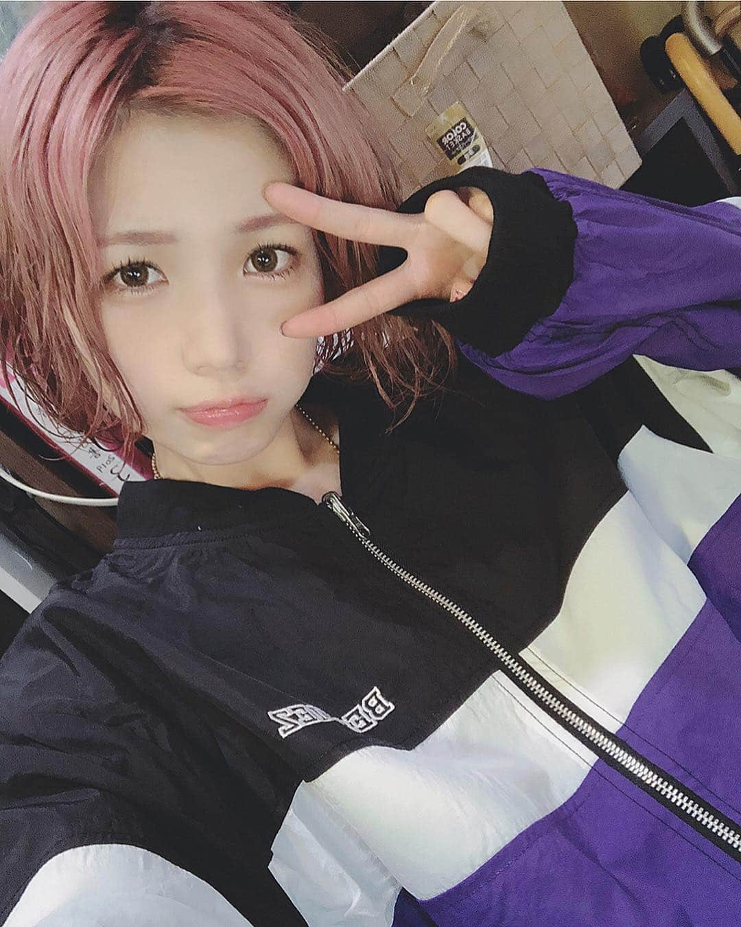 胡桃沢まひるさんのインスタグラム写真 - (胡桃沢まひるInstagram)「新しく春服の仲間入りしたリバーシブルジャケットが着やすくてお気に入り ♡. 今年はストリートっぽいやつも挑戦してみたいなぁ…. . . I bought new jacket from WEGO. I want to try stteet fashion style in this year👼🏻. . . #fashion #street #ウェッティヘア #楽ちん #今日も眠い #寝坊した #死にそうだった #間に合った #喜び #お腹減って死にそう #朝ごはんって何時なんや #タピオカ #ブランチ」4月9日 13時57分 - mahiru104