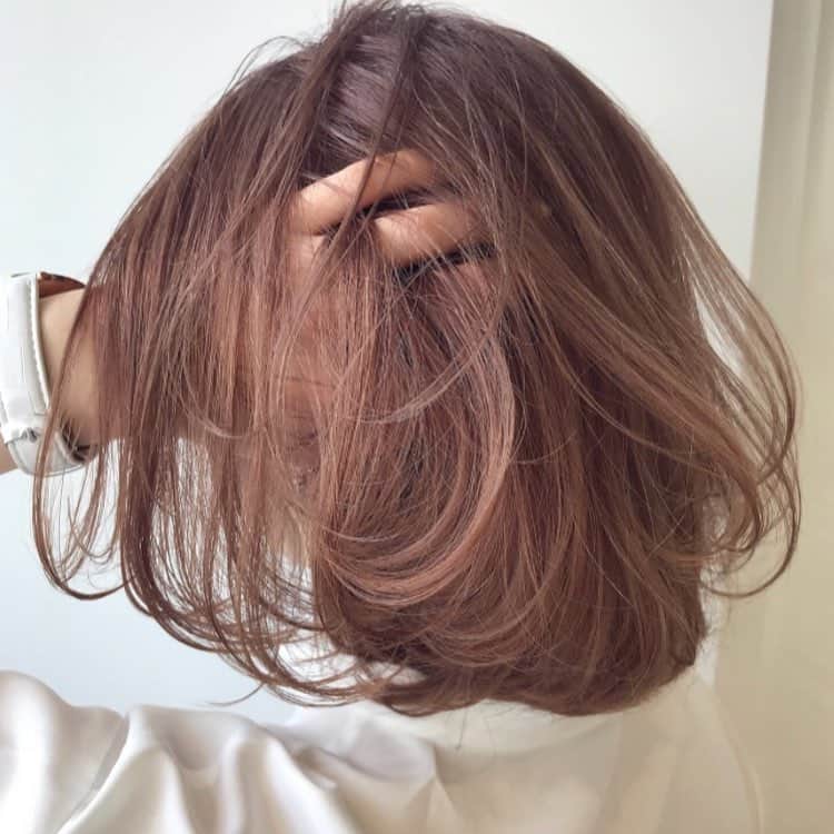 ALIVEさんのインスタグラム写真 - (ALIVEInstagram)「🌸ピンク✖︎ベージュ🌸 . 失敗しないオーダーレシピ㊙️ 画像は保存してカウンセリングにお使いください✨ . 暖色color似合わせcut体感ください☺️ . .  9日 お好きなお時間 10日 △ 11日 お好きなお時間 12日 お好きなお時間 13日 お好きなお時間 . . ブリーチ2回〜☺️ ✨  ケアブリーチ➕2160円  ALIVE原宿【keita】 @n_keita_alive  指名でお願いします🙆‍♂️ . . 暖色カラーはブリーチなしでも色味が出やすく、1ブリーチでも色味が出るのでダメージを気にしている方にもオススメです💋🥀 . . 【暖色カラー指名No. 1】 暖色カラーを極めた経験から お客様一人一人に合わせたカラーに させていただきます！ . . 《レッド ピンク》 1ブリーチだけで染まりやすく 繰り返しカラーする事で色が長持ちします🍎 . . 《ラベンダー》 とにかく色落ちが綺麗になります！ ホワイトベージュに色落ちするので 退色も楽しめます🎀 . 色落ち後も考えたカラーレシピで 艶のあるカラーを提供させていただきます🍫  お洒落になりたい方 デザインカラーをしたい方 初めてご来店される方 お気軽にご予約ください❣️ . . . 艶のある暖色colorのspecialist 【 keita 】にお任せください💌  ご質問などは お気軽にDMからご連絡ください☺️ . . 🌸keita🌸指名限定coupon🌷 ワンカラー 6480 グラデーションカラー 9720 ハイライト 10800 Wカラー 16200 . . Instagram @n_keita_alive . . . ✔︎✔︎✔︎#keitaカラー ✔︎✔︎✔︎ . . ホットペッパーお電話からも ご予約お受けできます✉︎ . . .  comment DMお待ちしてます . . . ▪️ALIVE harajuku▫️ 〒150-0001 東京都渋谷区神宮前 6-29-4HH BUILDING5F 東京メトロ千代田線・副都心線 明治神宮前駅 7番出口より徒歩1分 . . . ℡☎︎ 0364335233 . . .  #ヘアカラー#カフェ巡り#ハイライト#波ウェーブ#カット#グラデーションカラー#美容室#外国人風カラー#グレージュ#ブロンド#ヘアアレンジ動画#アディクシーカラー#tiktok #マニックパニック #派手カラー#keitaカラー#中目黒 #韓国ヘアー#ljk #オルチャンヘアー#ピンクカラー#レッドカラー#ラベンダーカラー#パープルカラー#オレンジカラー #ピンクベージュ #お花見 #ホワイトベージュ #イルミナカラー #バレイヤージュ」4月9日 13時52分 - alivehair