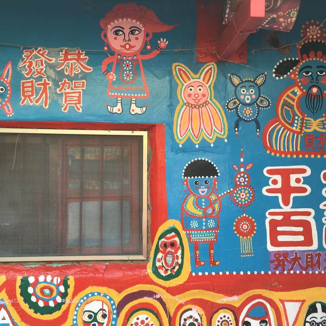 佐伯日菜子さんのインスタグラム写真 - (佐伯日菜子Instagram)「#台湾 の#彩虹眷村  おじいさんが自分の家に色々絵を描いたり塗ったりしてたらいつの間にか観光地になっちゃったよ。的な村。キッチュでポップ。みんな自撮り。 観光地にありがちな記念コイン作りマシーンがあったけど50元（約200円）がなくて断念。 場所は台北駅から新幹線で約1時間の#台中 駅 そこからバスで行けるんだけどちょっと難しいみたい。タクシーで200元（約800円）で行きました。 帰りは樋口真嗣監督にそっくりなおじさんがホテホテ現れ、「あなた！新幹線乗る？どこ帰る？」と聞いて来た。 更に「タクシーなら200元、バスなら#ヨーヨーカード （日本のSuicaみたいな感じ。あると超便利。セブンイレブンで買うと可愛い絵柄が選べる。ちなみに私はキキララちゃん）で無料！でもバスいつ来るか分からない！」と畳み掛ける。 掛けた瞬間バスが来るというコントみたいな状況に。 台中駅は広くて楽しいよ。 日本でも人気の#タピオカ屋さん#ゴンチャ もあったよ。 #台湾旅行」4月9日 13時53分 - hinakosaeki