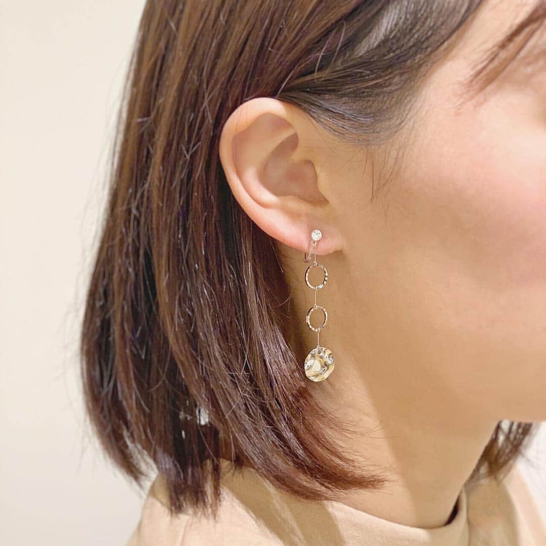 タピエスタイルさんのインスタグラム写真 - (タピエスタイルInstagram)「タピエスタイル大阪ルクアイーレ店です。 「atelier草原」のご紹介です。 ・ 日々の生活にとけ込むようデザインされたアクセサリーは、ロジウムコーティングや14kgf、16kgpなどが使用され、耳元で美しく輝きます。 変色もしにくいので、長く愛用できるのも魅力的です◎ 各デザインピアス・イヤリング共にご用意しております。 ・ #atelier草原 #tapiestyle #handmade #ハンドメイド #ハンドメイドアクセサリー #handmadeaccessory #ルクアイーレタピエスタイル #ピアス ＃イヤリング mat」4月9日 14時00分 - tapiestyle