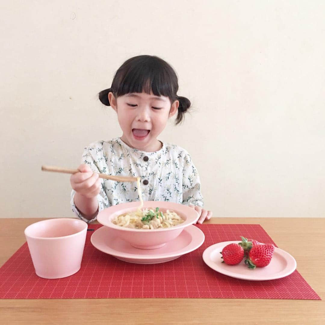 *yoko*さんのインスタグラム写真 - (*yoko*Instagram)「* ◇2019.4.9 tue. ・ レンジで麺上手を使って親子うどん作ってみたよ🍜 冷蔵庫にあるものとフライパン1つであっという間に出来上がり！ いつもの麺料理にちょっとアレンジをプラスするだけでレパートリーも増えるし、まさに忙しいママのお助けメニューやわ👏 細麺で子どもでも食べやすくて、少食の心乃が何と1玉半食べるという👀✨ お気に入りすぎて、1週間で3回作ってるねん😂 まさに #ヘビロテ麺 ・ 一部のスーパーでは試食が出来たり、レシピリーフレットがもらえたりするよ♪ サイトでもレシピ見れます📘 ・ ・ #PR#レンジで麺上手#楽チン調理#時短レシピ#稲庭風細うどん#ふわとろ親子うどん#ゆでずに美味しい#ママの定番ヘビロテ麺#冷蔵庫にあるものでパパッと#ワンプレート麺#マルちゃん」4月9日 14時08分 - yococono