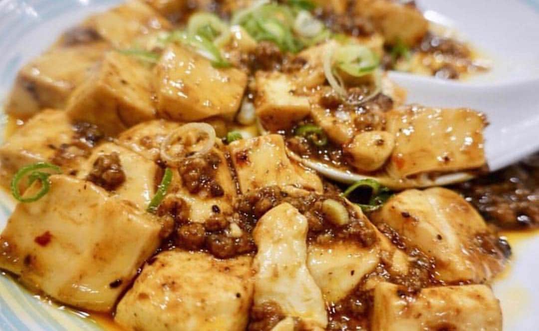 "TERIYAKI" テリヤキ編集部さんのインスタグラム写真 - ("TERIYAKI" テリヤキ編集部Instagram)「⠀⠀⠀⠀ ⠀【東海園】@大阪⠀ ⠀ 月に何度も食べたくなってしまう麻婆豆腐のお店が大阪に✨⠀ ⠀ 昼と夜とで、テイストが変わるため更に訪れたくなってしまう❗️⠀ ⠀ リーズナブルに頂けるため、ぜひ訪れてみてください😊⠀ -----------------------------------⠀ ⠀【Tokaien】@  Osaka⠀⠀⠀ ⠀ Mabo tofu shop that wants to eat many times a month in Osaka✨ ⠀ In the day and night, because the taste changes, I want to visit even more❗️ ⠀ You can eat it for reasonable price😊⠀ -----------------------------------⠀ テリヤキ編集部公式アカウントでは、本当に美味しいお店をご紹介しております。アプリの方もチェックお願い致します！😊 ・ 『 #テリヤキ掲載店』をつけて投稿いただいた中から素敵なお写真をご紹介いたします！ぜひ投稿してみてくださいね！⠀ ------------------------------------ #テリヤキ #本当に旨い #美食 #美食倶楽部 #鮨会 #food #グルメ#うまい#いいね#food #foodimc #ファインダー越しの私の世界#飯#東京カメラ部#いいね返し#foodpic#foodgram#instafood#instacool#yum#tasty#hungry #飯テロ」4月9日 14時10分 - teriyaki_jp