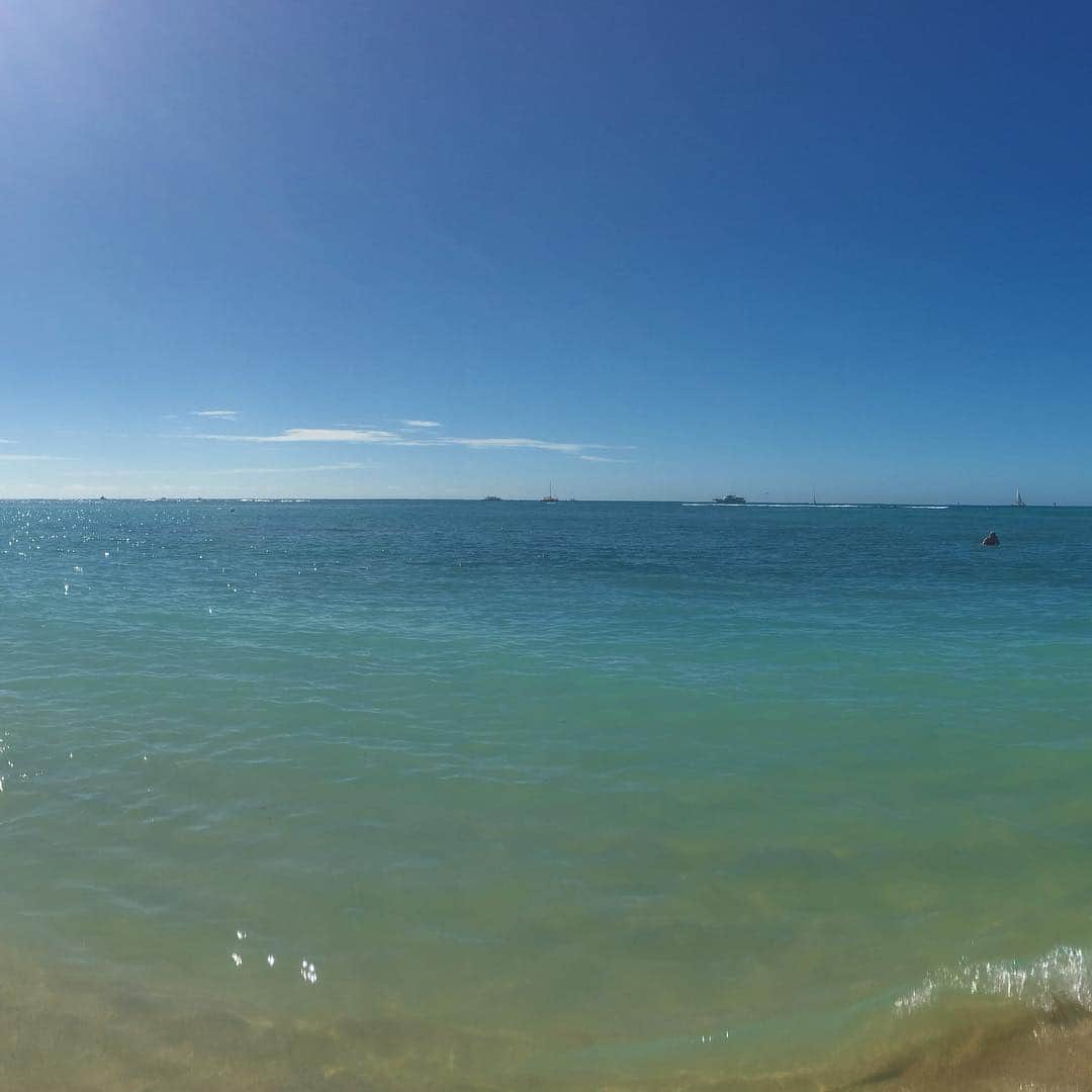 のインスタグラム：「I miss you my Hawaii 🏝🐚🌞 #02 #hawaii #hawaiibeach #waikikibeach #waikiki #blue #ocean #beach #sea #wave #clear #sky #panorama #sand #summer #resort #instatravel #travel #tropical #travelgram #beautifulworld #南国 #海 #ビーチ #ハワイ #連続写真 #リゾート #旅行 #休日 #パノラマ」