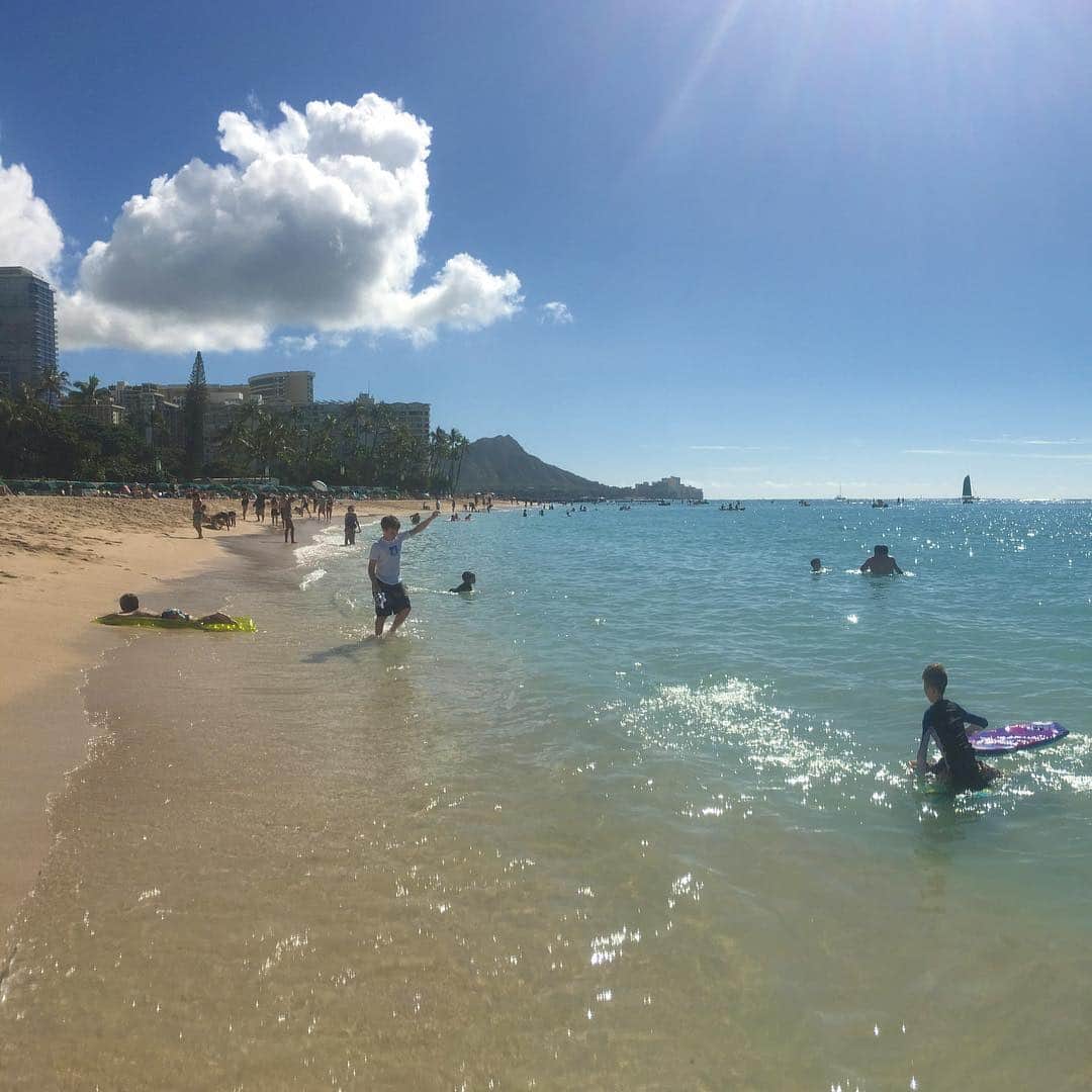 みりどる乙夜さんのインスタグラム写真 - (みりどる乙夜Instagram)「I miss you my Hawaii 🏝🐚🌞 #01 #hawaii #hawaiibeach #waikikibeach #waikiki #blue #ocean #beach #sea #wave #clear #sky #panorama #sand #summer #resort #instatravel #travel #tropical #travelgram #beautifulworld #南国 #海 #ビーチ #ハワイ #連続写真 #リゾート #旅行 #休日 #パノラマ」4月9日 14時24分 - itsuya_miridoru