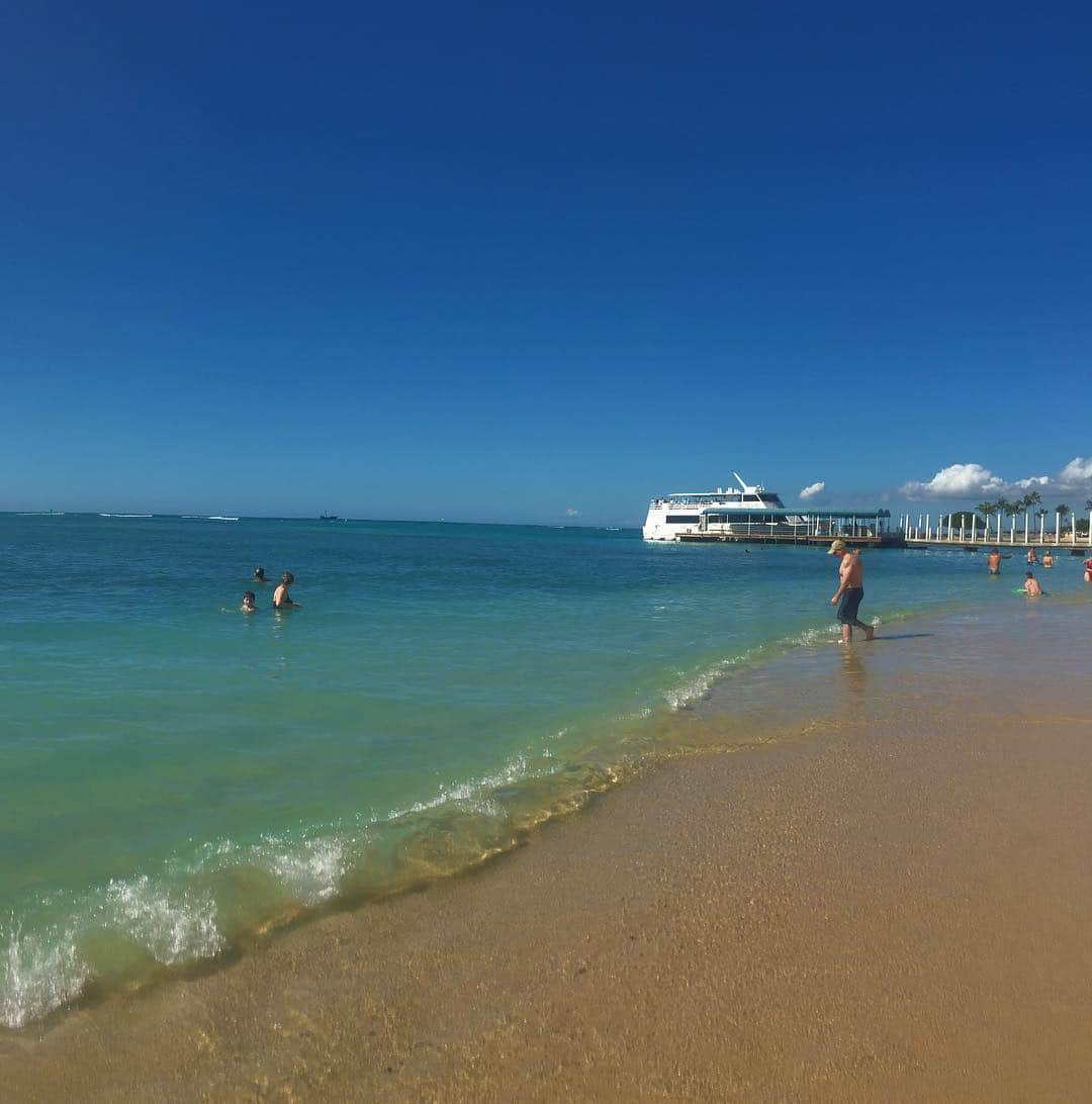 のインスタグラム：「I miss you my Hawaii 🏝🐚🌞 #03 #hawaii #hawaiibeach #waikikibeach #waikiki #blue #ocean #beach #sea #wave #clear #sky #panorama #sand #summer #resort #instatravel #travel #tropical #travelgram #beautifulworld #南国 #海 #ビーチ #ハワイ #連続写真 #リゾート #旅行 #休日 #パノラマ」
