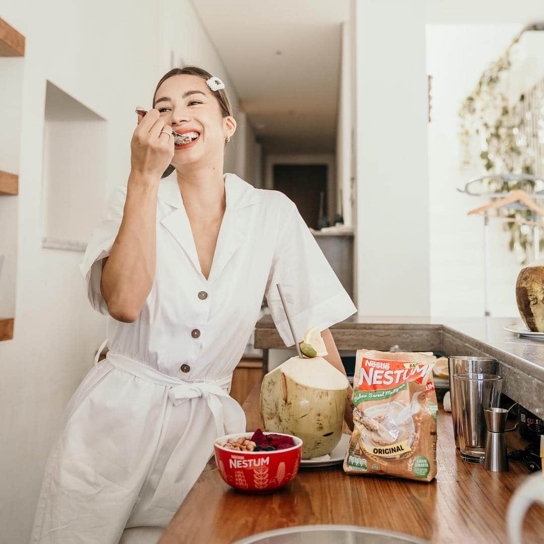 Jennifer Bachdimさんのインスタグラム写真 - (Jennifer BachdimInstagram)「Hi lovelies! Another day another NESTUM bowl to welcome the day! Before I start my activity, I make sure to have a bowl of nestum to boost my energy! . . Tell me your simple and fun #101NESTUMHealthyBowl for your breakfast! It's nice to have a great breakfast before you start your day ❤️ #happyMonday #healthylife #happylife @nestumindonesia #Nestum」4月9日 14時25分 - jenniferbachdim