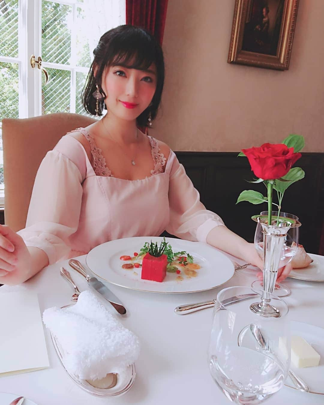 いけながあいみさんのインスタグラム写真 - (いけながあいみInstagram)「ママミーとクレッセントでご飯✨⠀⠀ ⠀⠀ さすが有名店、ランチ一人２万円でした😂笑⠀⠀ 親孝行だと思ってママミーの分も奢ってあげたよ😌ｴﾗｲ⠀⠀ ⠀⠀ そんなママミーからは「あなたシャンハイ顔してるね」って言われた。⠀ ⠀⠀ シャンハイ顔ってなんやねん😂笑⠀⠀ ⠀ dress: #labelleetude⠀ ⠀ ⠀⠀ #クレッセント⠀⠀ #親孝行⠀⠀ #フレンチ ⠀ #crescent」4月9日 14時26分 - aimicat424