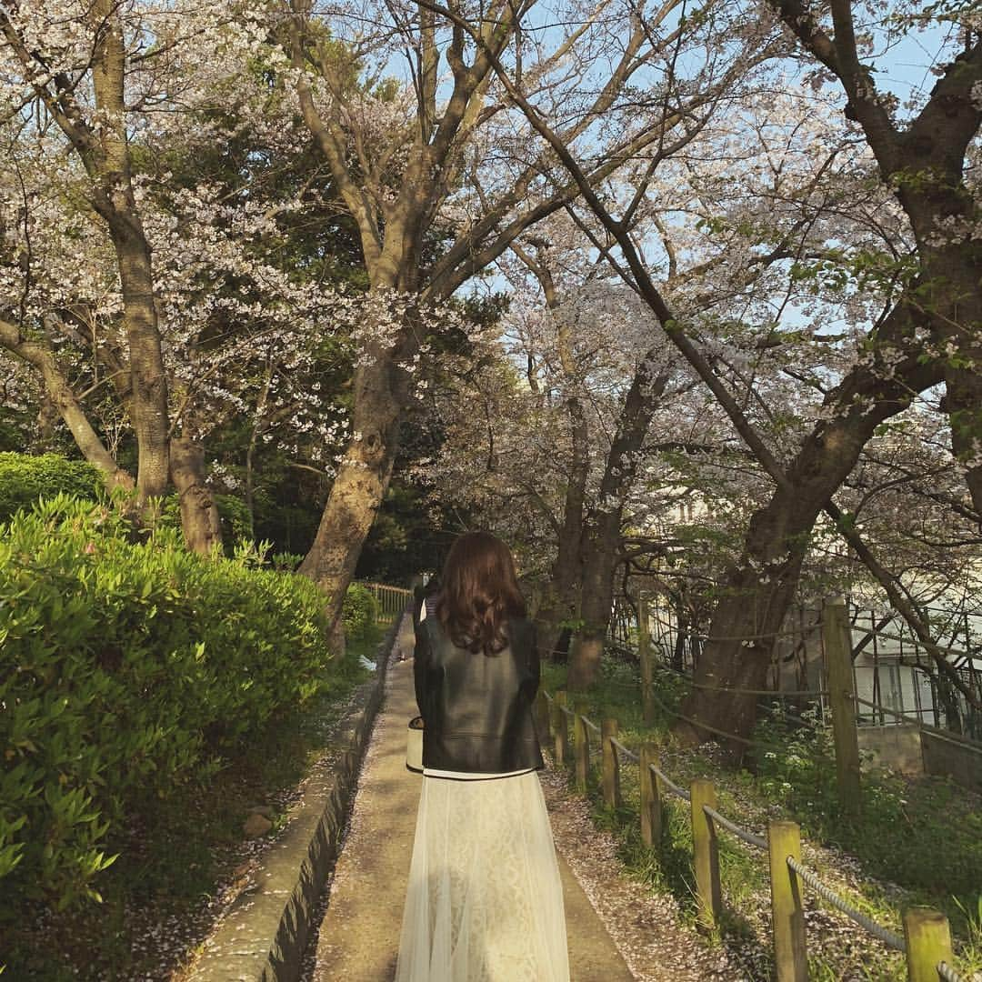 亜里沙さんのインスタグラム写真 - (亜里沙Instagram)「Taking a walk with mom on the street where reminds me of childhood memories🌳🌸 Thank u my families♡ #mom #family #fukuoka #福岡」4月9日 14時26分 - alisa_0302