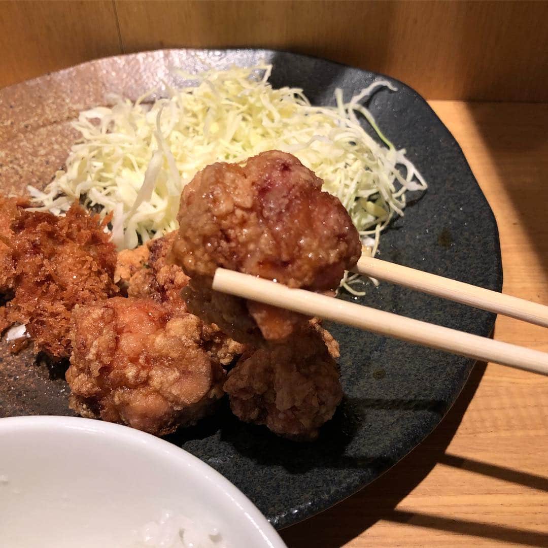 のインスタグラム：「【代官山LUNCH】 【店名】とんかつ げんた 【メニュー】からあげ定食 【PRICE】¥1,080-(税込) 【一言】本日は最近お気に入りのからあげ定食をオーダー。熱々の唐揚げに酸味の効いたソースが絡めてあって、ご飯がすすむ一品です。一口カツが付いてるのもポイント高いです。  #bjirushiyoshida #B印YOSHIDA #beams #ビームス #daikanyama #代官山 #代官山ランチ #b印ランチ」