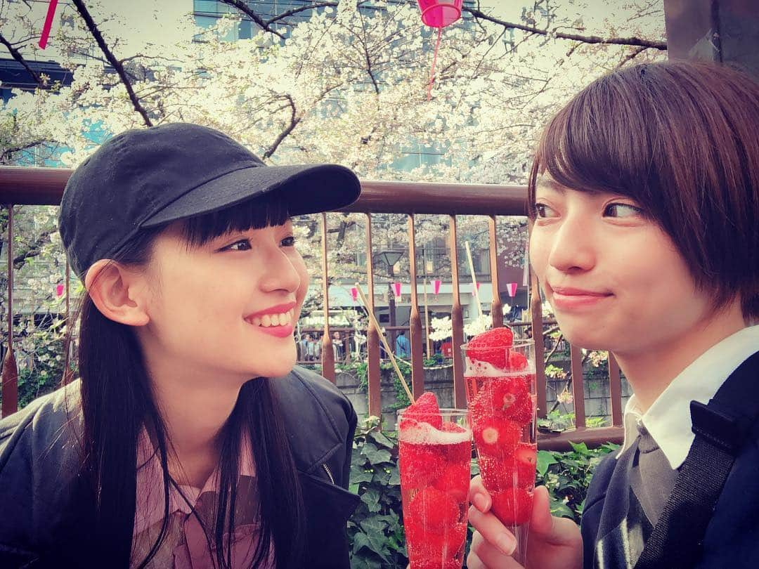 高見奈央さんのインスタグラム写真 - (高見奈央Instagram)「. . 祝！浅川20歳！ . 去年はなおが飲む さくらスパークリングを羨ましそうに見てた おこちゃまが 一緒に飲めるようになりました🥂 . . いろいろと気をつけながら笑 お酒ライフ楽しめよー✨ . . #中目黒 #桜祭り #いちごスパークリング #美味しかった🍓 #またいちご狩り行きたい」4月9日 14時41分 - nao_takami1128