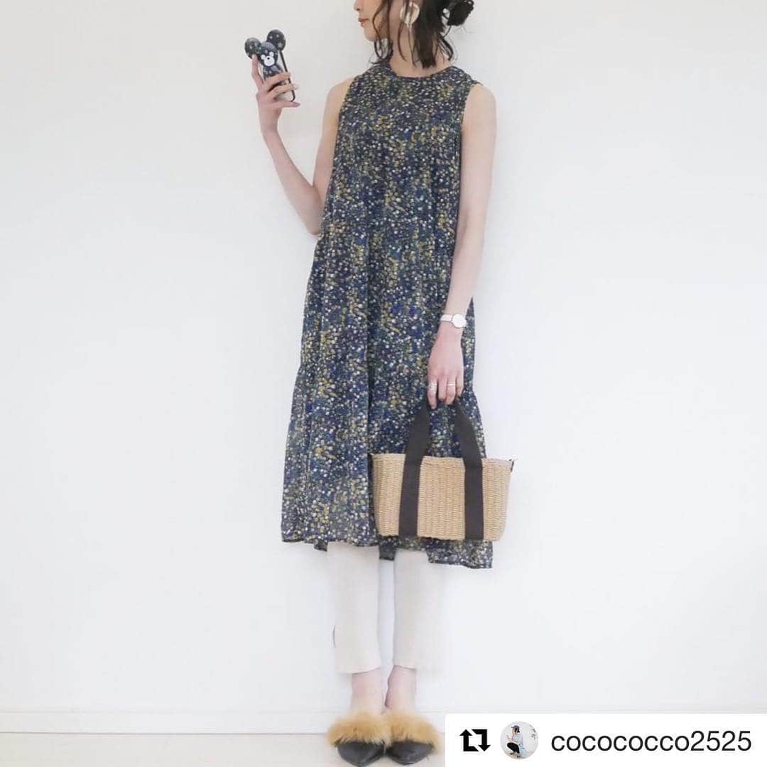 パシオスさんのインスタグラム写真 - (パシオスInstagram)「Repost @cocococco2525 ・・・ ⋆⸜ flower one-piece ⸝⋆ * #パシオスコーデ * 年間アンバサダーを 務めさせていただいている @paseos_official で春夏物を パトロール˚✧₊⁎ * #パシパト って言うのかな？笑 * 小花柄のノースリワンピと クリアとカゴ素材のバッグを ゲットしてきました♡ * バッグはどちらもちょうどいい サイズで使いやすい♫ * ショルダーベルト付きなので 肩掛けもできます✼ * ワンピは ☛3枚目 みたいに ロングカーデを羽織れば今の 季節から楽しめます。 * プチプラでもちゃんと 裏地が付いているので、 アラフォーでも大丈夫です🙆‍♀️ * 早く1枚で着られる季節に ならないかな…˚✧₊⁎ * paseos item ─︎─︎─︎─︎─︎─︎─︎─︎─︎─︎ 👗one-piece ¥2300  品番: 4110412426 👜basket bag ¥2900  品番: 3251243902 👜clear bag ¥2900  品番: 3251242802 ─︎─︎─︎─︎─︎─︎─︎─︎─︎─︎ * 現在アプリをダウンロードすると 10%オフのクーポンもらえます！ * ただでさえ安いのに、 更にお得に買えちゃいます😭🙌 * ありがたや♛ * #夏コーデ #花柄ワンピース  #パシオス #pr #かごバッグ #クリアバッグ #pvcbag  #ootd #outfit #code #coordinate #style #stylepoint #instafashion #instagood #instalike #ロングカーディガン #mamagirl  #コーディネート #コーデ  #今日の服 #今日のコーデ #大人カジュアル #シンプルコーデ#春コーデ#春服コーデ」4月9日 14時33分 - paseos_official