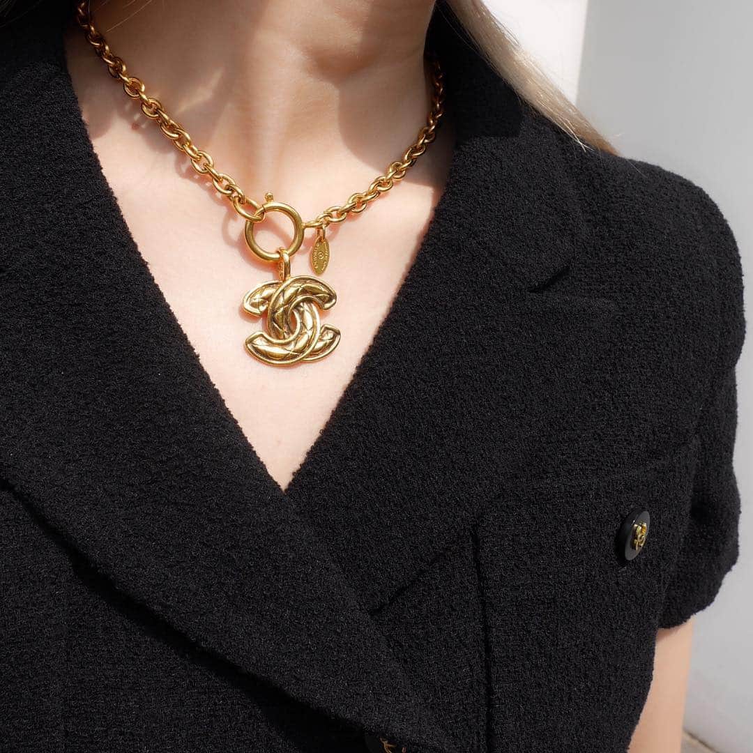 のインスタグラム：「//SOLD OUT//Vintage Chanel CC necklace.≫ Free Shipping Worldwide✈️ DM for more information ✉️ info@amorevintagetokyo.com  #ヴィンテージ #シャネル  #ヴィンテージシャネル #ヴィンテージブランドブティック #アモーレ #アモーレトーキョー #表参道 #青山 #東京 #chanel #vintage #vintagechanel #chanelvintage#amoretokyo #amorevintage #vintageshop」
