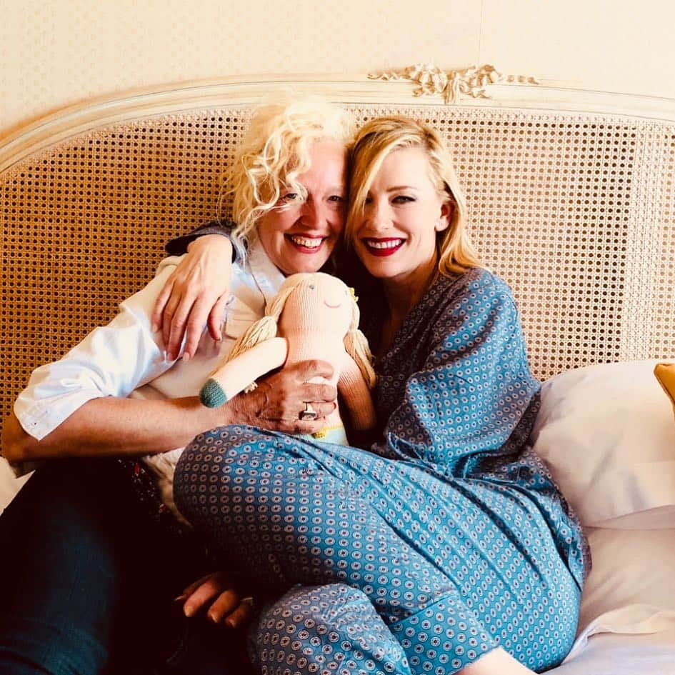 エレン・ヴォン・アンワースさんのインスタグラム写真 - (エレン・ヴォン・アンワースInstagram)「In bed with #cateblanchett with her little friend after our shoot for @ellenvonunwerthvon magazine cinema isssu 💄 @marygreenwell #cannes #festivaldecannes」4月9日 14時45分 - ellenvonunwerth