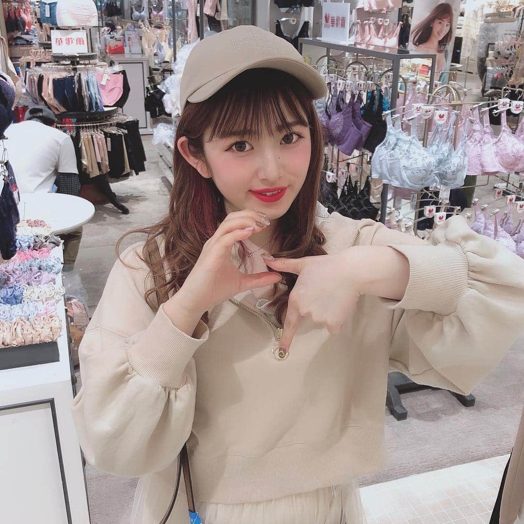 青木菜花さんのインスタグラム写真 - (青木菜花Instagram)「.﻿ .﻿ 台湾のwacoalさんに遊びに行ってきたよ！﻿ 初の台湾です！！🌼﻿ ﻿ この下着、機能性本当に凄い！﻿ バストアップ効果 台湾限定でまだ日本にはないらしい😭﻿ ﻿ 遊びにいったときに是非行ってみてね〜！﻿ .﻿ .  @cchannel_tw  #cchanneltw #cchannel #wacoal_tw #華歌爾 #GoodFit #GoodFitEveryday #華歌爾神奇內著 #FeelGoodEverydayy」4月9日 14時58分 - nanoka_0711