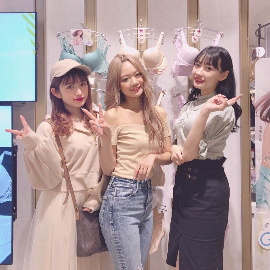 青木菜花さんのインスタグラム写真 - (青木菜花Instagram)「.﻿ .﻿ 台湾のwacoalさんに遊びに行ってきたよ！﻿ 初の台湾です！！🌼﻿ ﻿ この下着、機能性本当に凄い！﻿ バストアップ効果 台湾限定でまだ日本にはないらしい😭﻿ ﻿ 遊びにいったときに是非行ってみてね〜！﻿ .﻿ .  @cchannel_tw  #cchanneltw #cchannel #wacoal_tw #華歌爾 #GoodFit #GoodFitEveryday #華歌爾神奇內著 #FeelGoodEverydayy」4月9日 14時58分 - nanoka_0711