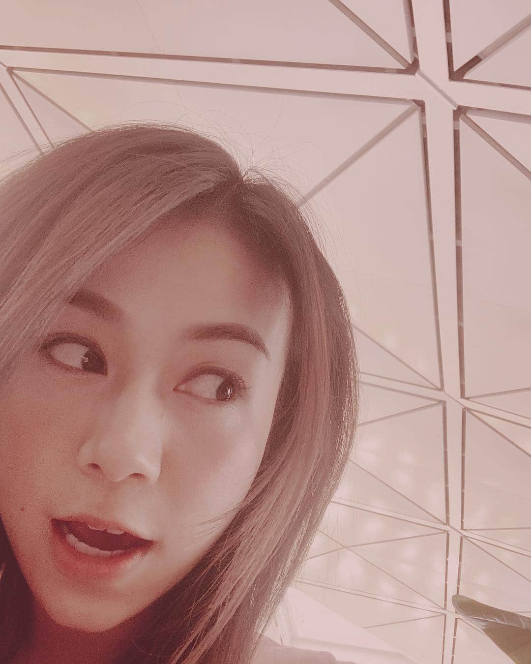 ジャクリーン・ウォンのインスタグラム：「去機場嘅心情特別好！🥰 See you soon...Malaysia! 😍 I’m ready for your sunshine and good food 😋  #黃又飛 #sumthingtravels #onehappykid」