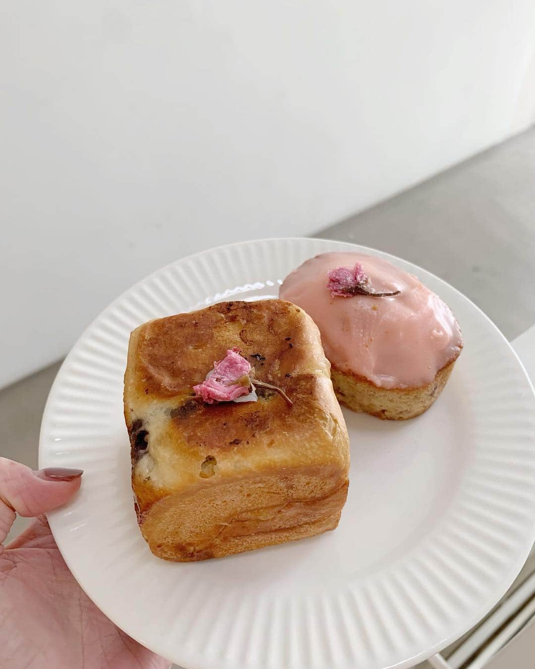 佐々木千紘さんのインスタグラム写真 - (佐々木千紘Instagram)「🌸🍞dayoff 🌿🌸 .  朝早くから1週間ぶりのランニング🏃‍♀️💕いつもと違うルートを40分🕊🌿走っている方がやっぱり働いている時にスピーディーかつクオリティが上がるという持論🤔カットしているときボーゲンと言われる最近ですが、その方が調子がよい気がしています⛷👀💓 .  桜のパンをお土産に帰宅。今日はお買い物日和🌷 .  #dayoff#桜#run#running#ワークアウト#spring#さくらパン 🌸💕」4月9日 14時54分 - chipisasaki