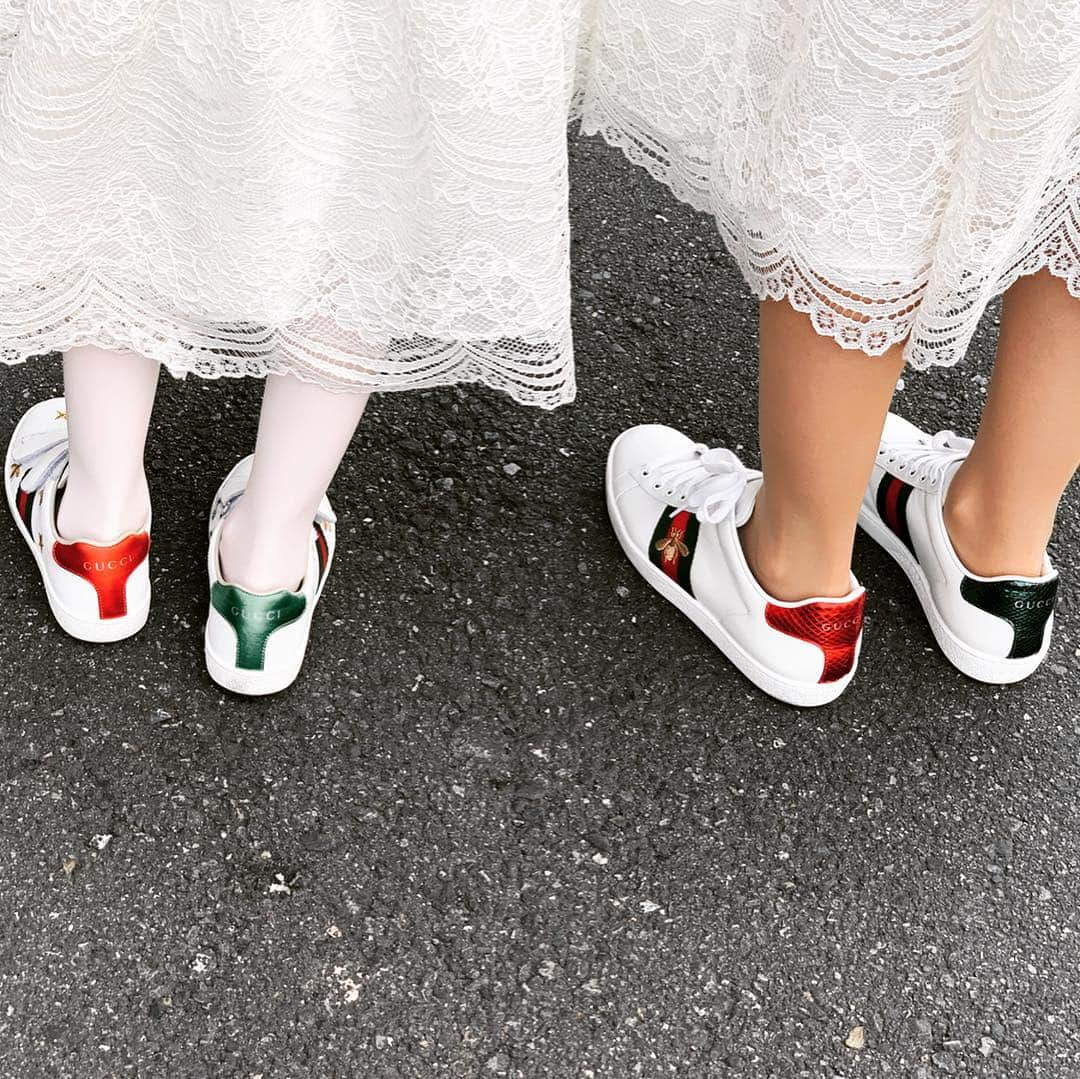 神田うのさんのインスタグラム写真 - (神田うのInstagram)「こちらのお揃いのスニーカー👟も今回のバースデーで友人達💕に贈って頂いたものです🥰 サイズもバッチリ👍流石でした（笑） #gucci#グッチ#お揃い#スニーカー#sneakers #バースデープレゼント#バースデーギフト#ありがとう#どうもありがとう#birthdaypresent#birthdaygift#お揃いコーデ#お揃いスニーカー#matchingsneakers#matchingfashion#matchingclothes#母娘#親子#親子リンクコーデ#motheranddaughter」4月9日 14時54分 - unokandaofficial