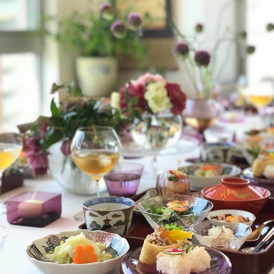 小川薫さんのインスタグラム写真 - (小川薫Instagram)「春のおもてなし和食レッスン開催中です🌸スーパーで買える身近な食材を使って手軽で華やかで美味しい料理とデザートを13品ご提案します。6月末までです。スガハラのガラスとアンティークの器でお迎えします。お席を増設しました。  今週と来週、ご案内できる日時です🍀  4月13日土曜18時30分 2名様 4月15日月曜11時  2名様 4月16日火曜15時  1名様 4月17日水曜11時  1名様 4月20日土曜15時  2名様  info@salondeclover.net 初めてましての体験レッスンの方も、お久しぶりの皆さまもホームページのコンタクト欄からご予約お待ちしています💌  #salondeclover  #サロンドクローバー #小川薫 #おもてなし #おもてなし料理教室 #料理教室 #料理研究家 #テーブルコーディネート #テーブルコーディネーター  #大阪料理教室 #cookingclass  #tablesetting  #堀江 #堀江公園 #tablecoordinate #パーティーフード #おもてなし料理 #和食 #和食レッスン #おもてなし和食  #春の和食  #春の和食レッスン #スガハラ #sghr #アンティーク」4月9日 14時55分 - salondeclover