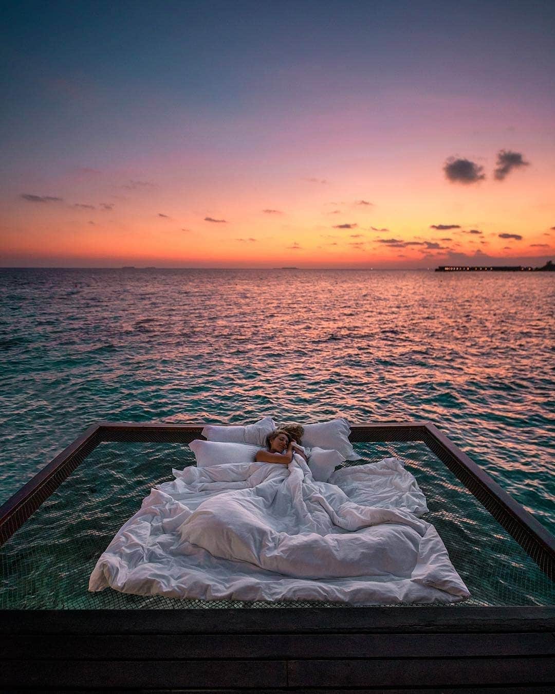 Discover Earthさんのインスタグラム写真 - (Discover EarthInstagram)「It doesn't get better than waking up with a gentle ocean breeze and and the sound of waves passing right under you as the sun starts to come up ! 🌅🇲🇻 Tag the person you would want to sleep there with ! — 📍#DiscoverMaldives — 📸 Photo by @Lyss ​」4月9日 14時56分 - discoverearth