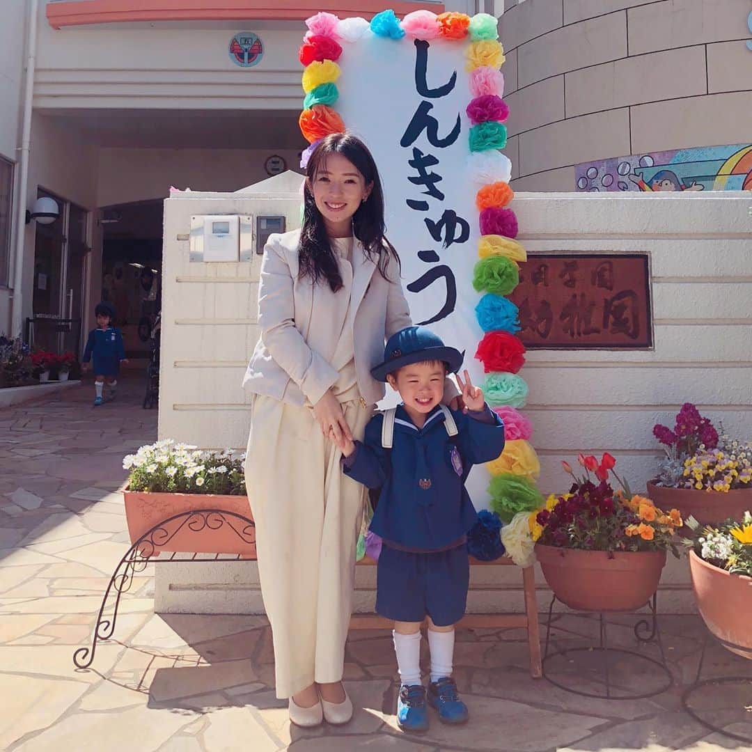 羽村亜美さんのインスタグラム写真 - (羽村亜美Instagram)「#進級式  帰りたくなくて、最後まで園庭で遊んでいました。  無事、年中さんに進級しました。」4月9日 14時56分 - amihamura