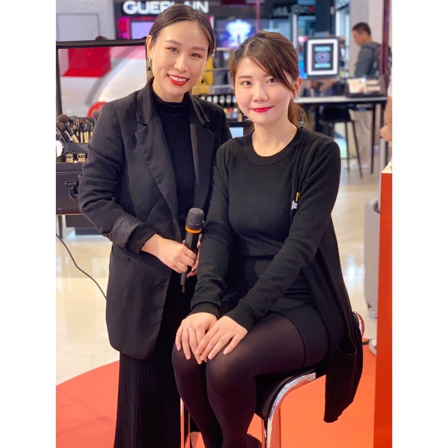 DFS & T Galleriaさんのインスタグラム写真 - (DFS & T GalleriaInstagram)「Bringing to you another month of make-up demos by our in-house experts, visit #TGalleria Beauty by DFS in Causeway Bay to discover the top beauty tips & tricks from looking professional at work to beating Hong Kong’s humidity – every Saturday of April.  #ShopDutyFree // 踏入四月， #DFS 將繼續帶來精彩的美妝示範，向你教授化妝小貼士及流行資訊！每週六下午2時及4時，親臨DFS旗下香港T廣場美妝世界銅鑼灣店，與店內的美妝專家一同學習打造無瑕妝容的技巧，在悶熱的天氣下保持最完美的狀態！  #免稅購物」4月9日 15時00分 - dfsofficial