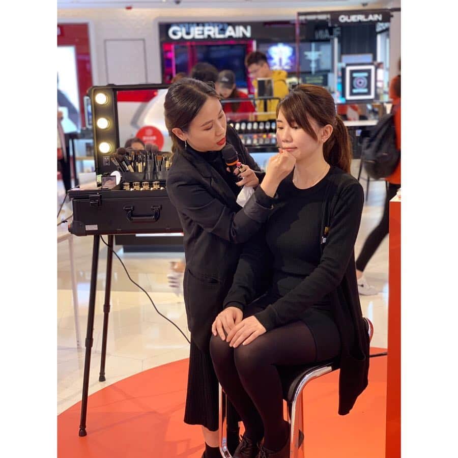 DFS & T Galleriaさんのインスタグラム写真 - (DFS & T GalleriaInstagram)「Bringing to you another month of make-up demos by our in-house experts, visit #TGalleria Beauty by DFS in Causeway Bay to discover the top beauty tips & tricks from looking professional at work to beating Hong Kong’s humidity – every Saturday of April.  #ShopDutyFree // 踏入四月， #DFS 將繼續帶來精彩的美妝示範，向你教授化妝小貼士及流行資訊！每週六下午2時及4時，親臨DFS旗下香港T廣場美妝世界銅鑼灣店，與店內的美妝專家一同學習打造無瑕妝容的技巧，在悶熱的天氣下保持最完美的狀態！  #免稅購物」4月9日 15時00分 - dfsofficial