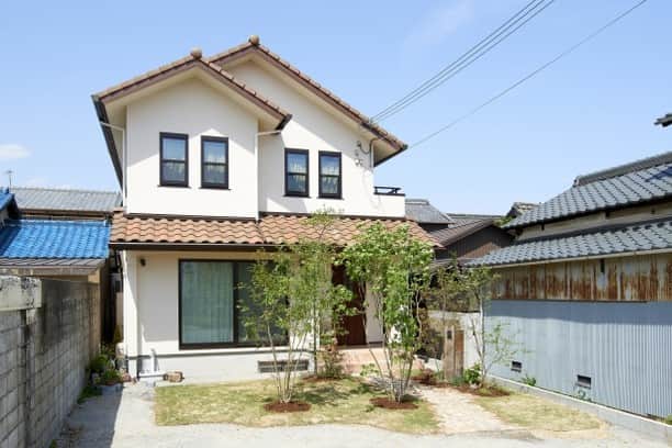 はりまの家さんのインスタグラム写真 - (はりまの家Instagram)「住宅密集地に建つ、二世帯が暮らす明るく開放感のある家 施工：コーヨーテック @koyo_tec  https://harima-ie.com/constDetail.php?id=4112 ✨ ✨ #自然素材 #漆喰 #無垢材 #かわいいお家 #女性スタッフ  #加古川市 #姫路市 #赤穂市 #西宮市 #神戸市 #たつの市  #工務店 #注文住宅 #新築 #施工事例 #住宅 #インテリア #モデルハウス  #マイホーム #間取り #家作り #マイホーム計画 #おうち #プランニング #家  #はりまの家」4月9日 15時00分 - harimanoie