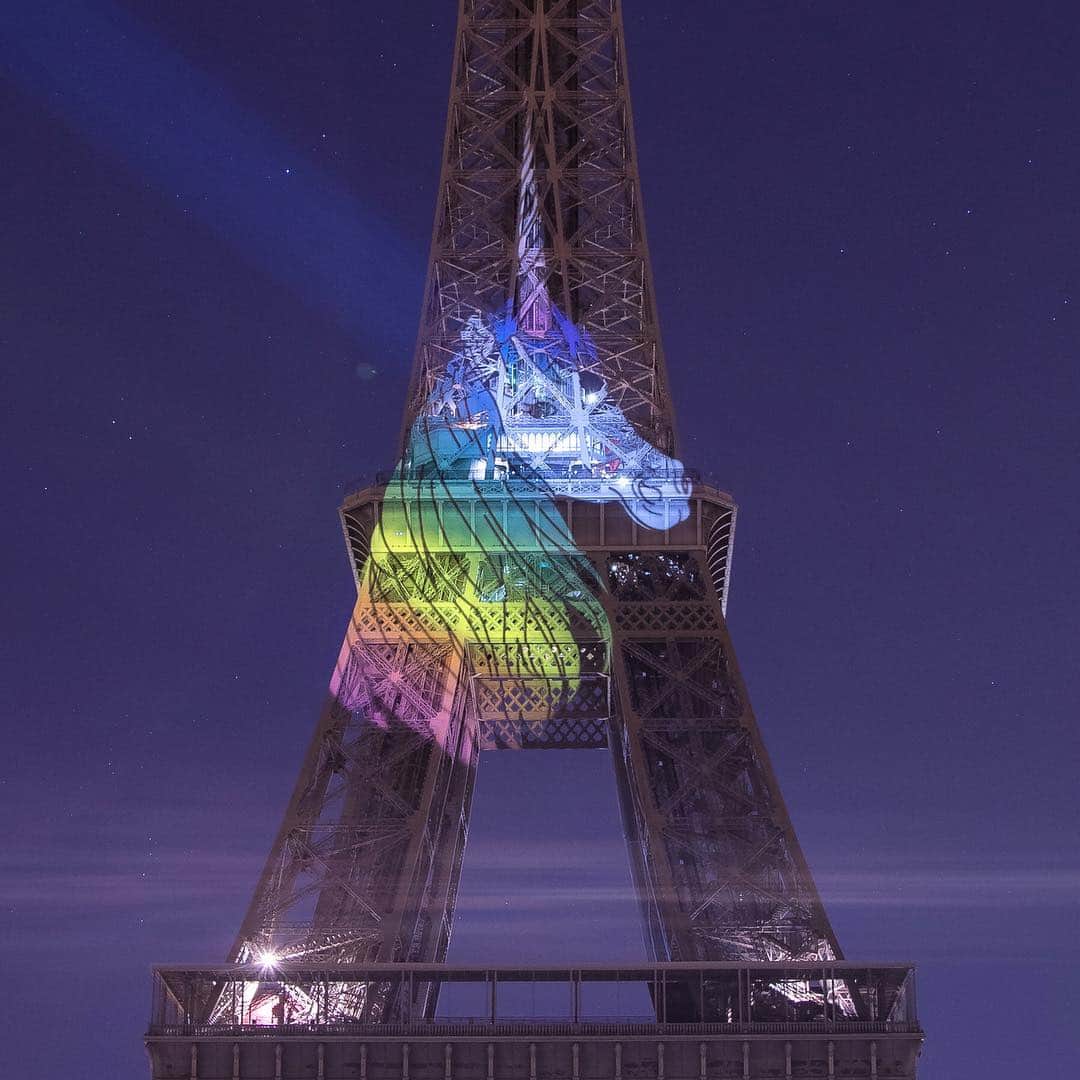のインスタグラム：「CONTEST TERMINÉ ✅ Les gagnants ont tous été contactés en MP Insta et peuvent se manifester en commentaires! 🦄 CONCOURS UNICORN DAY 🦄 Aujourd’hui, c’est la Journée Internationale de la licorne! Pour l’occasion, nos copains de @mercihandy sont allés transformer la Tour Eiffel en licorne pendant la nuit, vous aimez autant que nous ? 😏 Pour fêter ça, on vous offre 10 maxi lots avec TOUTE LA GAMME Merci Handy (swipe ➡ pour découvrir!) 😱 Pour participer : 1.	Liker ce post 👍  2.	Suivre @sephorafrance et @mercihandy 🌈 3.	Mentionner un(e) ami(e) plus magique qu’une licorne 🦄 Fin du concours mercredi 10/04 à 23h59, go! #UnicornDay #SephoraFrance #MerciHandy」