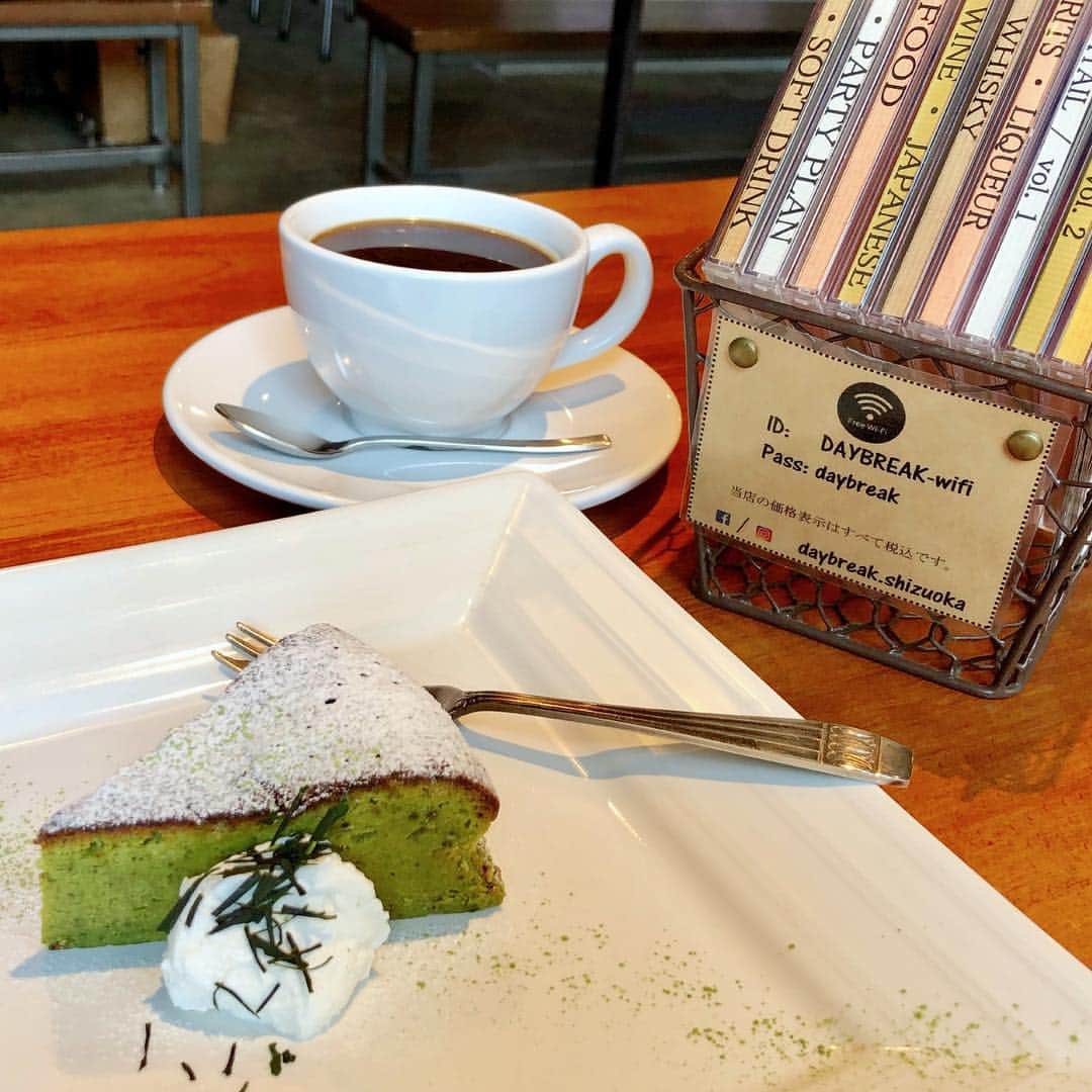 北清杏奈さんのインスタグラム写真 - (北清杏奈Instagram)「栄養補給。美味しいもの(特に甘いもの笑)には人を元気にする力がありますね。オシャレで落ち着くお店です。 #daybreakliquorandcoffee #静岡カフェ #静岡スイーツ #フレンチプレス #コーヒー #緑茶のガトーショコラ」4月9日 15時06分 - anna.kitasei