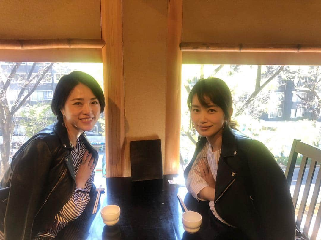 武藤京子さんのインスタグラム写真 - (武藤京子Instagram)「* 先日 @toffandloadstone の美しいプレス @_naomi.h0909_ ちゃんと 素敵なお蕎麦屋さんでランチ * 何の打ち合わせも無しなのに 服の被りっぷりがすごい😆 * 推しチームは違えど 野球話⚾️で盛り上がる * #次はぜひ蕎麦屋飲み #髪を切ったタイミングも #一緒だったね笑 #それぞれの推しチーム #タグ付けしちゃった #ブログ更新しました #プロフィールにブログのリンク貼ってます」4月9日 15時10分 - kyokomuto0628