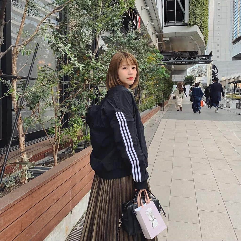 のインスタグラム：「_ スポーティミックスなショッピングdayでした🥰 ジャージぽいデザインとスカートを合わせ 足元はヒール、こういう感じ好き。 背中のワーディングデザインがオシャレで 今の時期に活躍してくれるブルゾン♥︎ #GoActive#ゆったりアクティブ #買い物コーデ#最強ボンバージャケット #ootd#code#アルペン_PR」