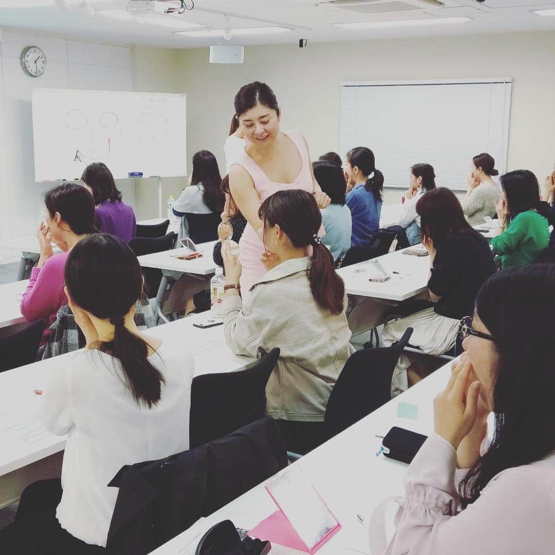 間々田佳子のインスタグラム：「みんな一生懸命顔を動かしてくださいました❣️ 顔ヨガ講座 次回5月5日はステキな笑顔講座です。  お待ちしております。  まずは毎日覚えたポーズにトライしてみてくださいね！  #間々田佳子 #顔ヨガ #顔ヨガ銀座第1日曜日」