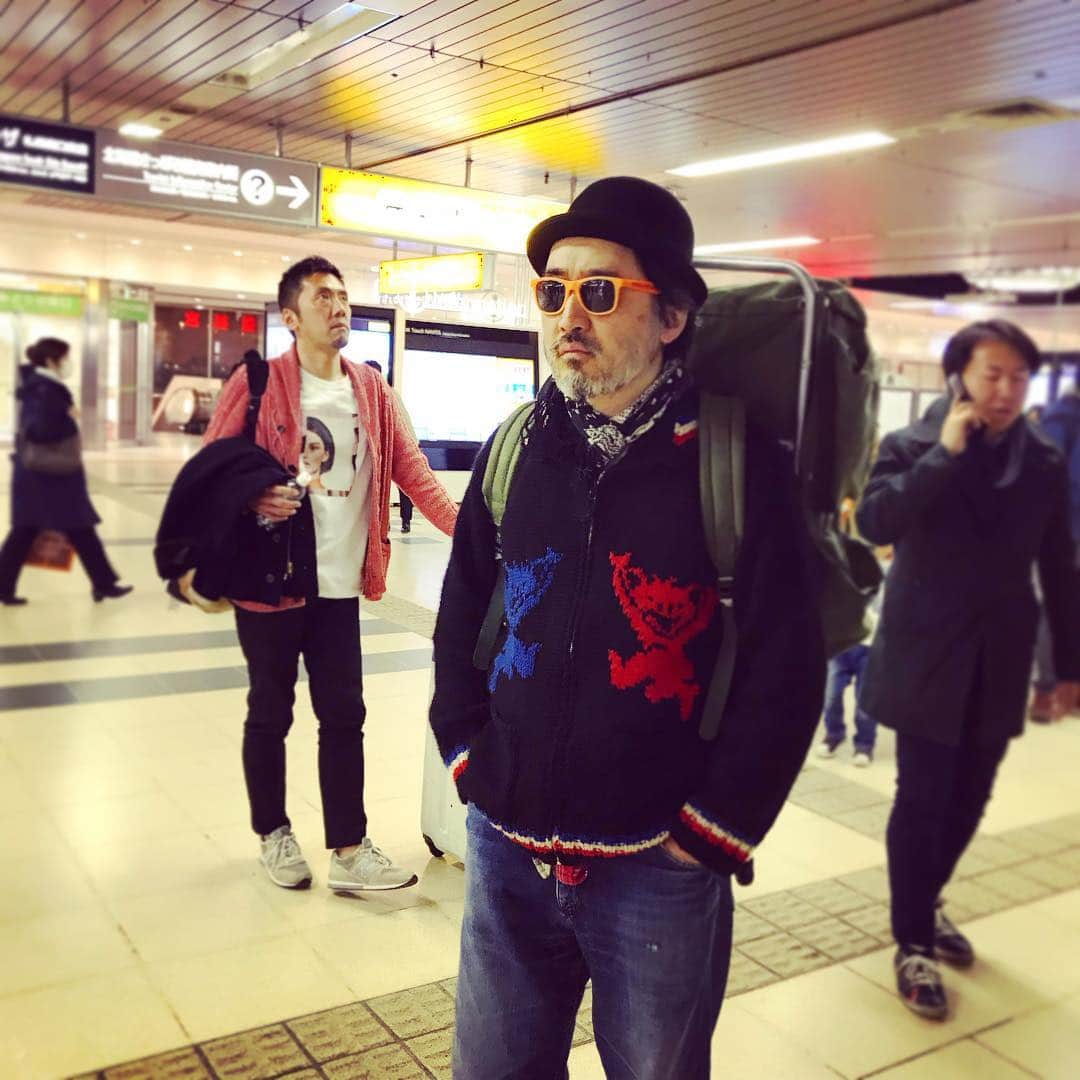 朝倉真司さんのインスタグラム写真 - (朝倉真司Instagram)「札幌駅にて。 #西海孝 #登山用フレームザック #怪しい #知り合いじゃなかったら話しかけない #櫻井大介」4月9日 15時22分 - asacses
